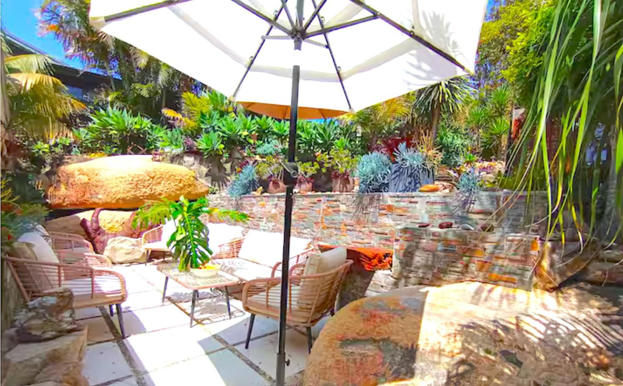 Charming Retreat at Famous Palm Beach Outdoor Spa till 8 Walk to Ocean beach