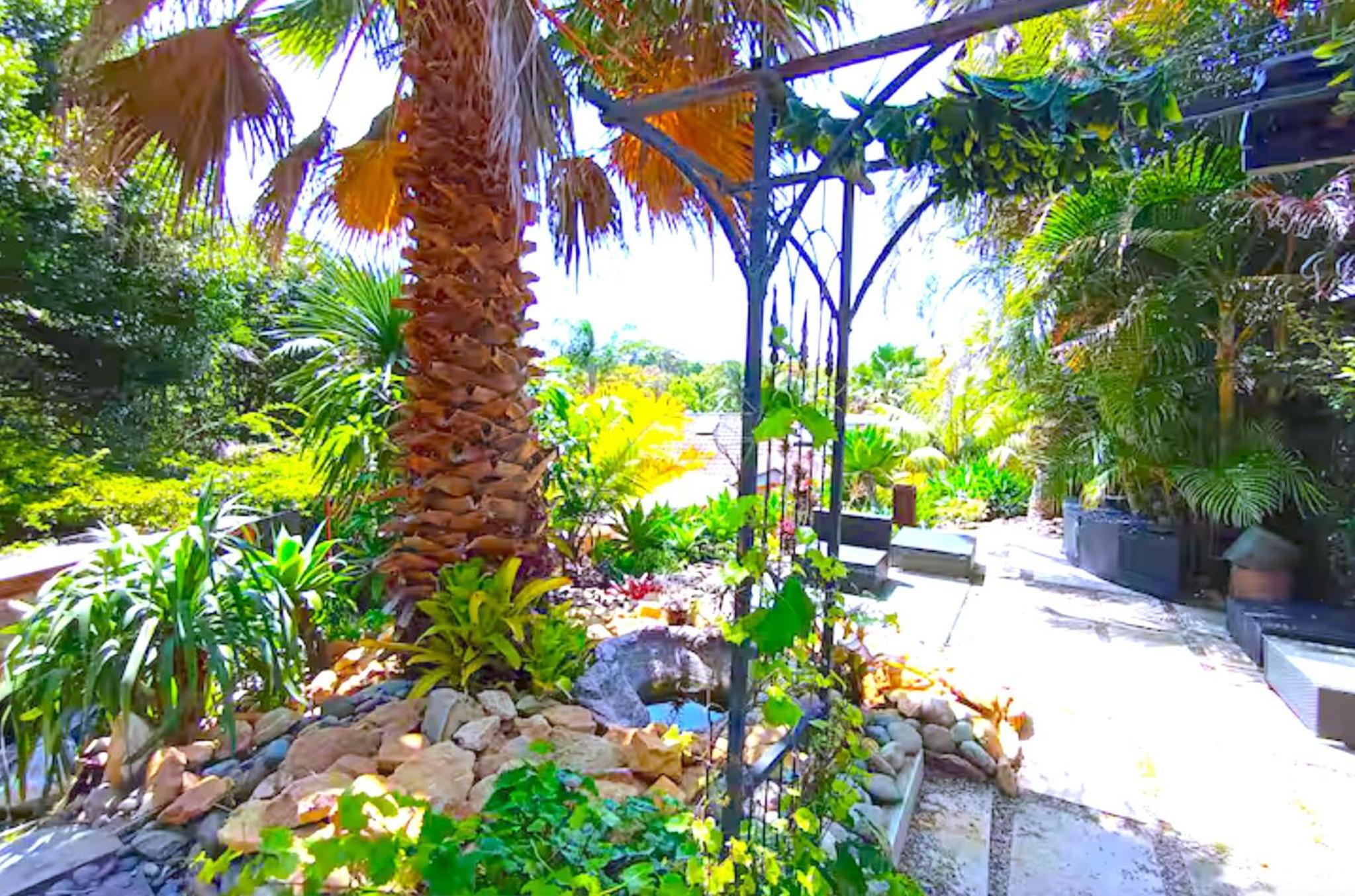 Charming Retreat at Famous Palm Beach Outdoor Spa till 8 Walk to Ocean beach