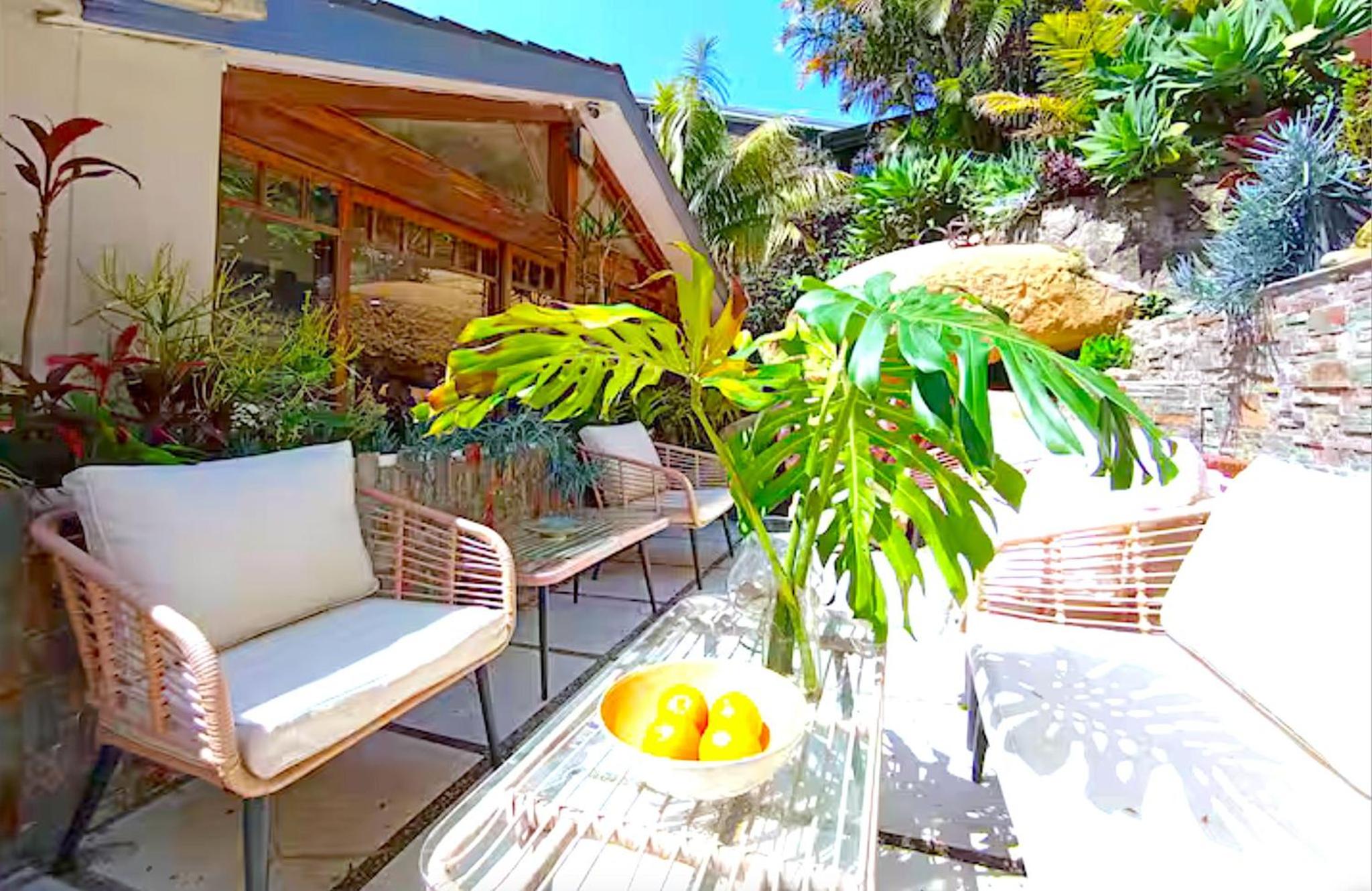 Charming Retreat at Famous Palm Beach Outdoor Spa till 8 Walk to Ocean beach