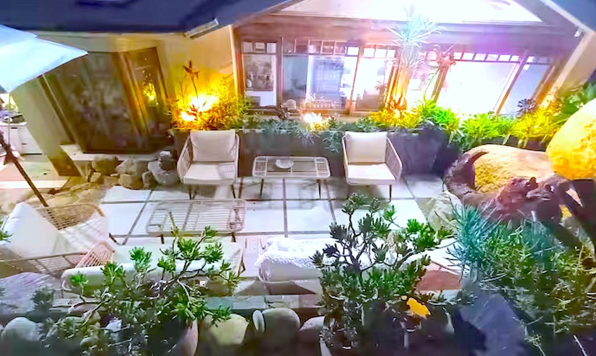 Charming Retreat at Famous Palm Beach Outdoor Spa till 8 Walk to Ocean beach