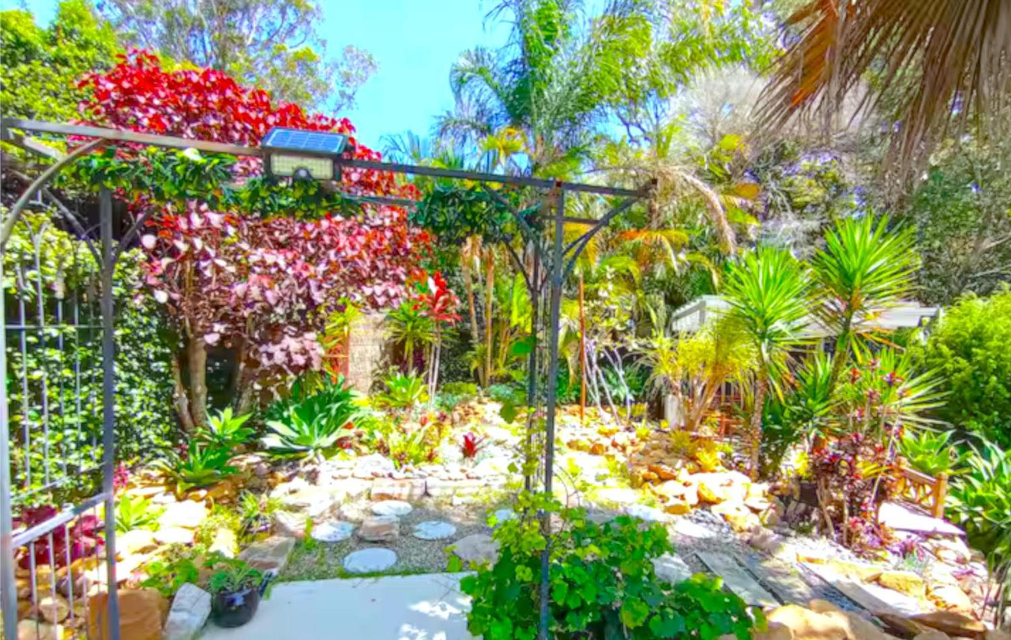 Charming Retreat at Famous Palm Beach Outdoor Spa till 8 Walk to Ocean beach