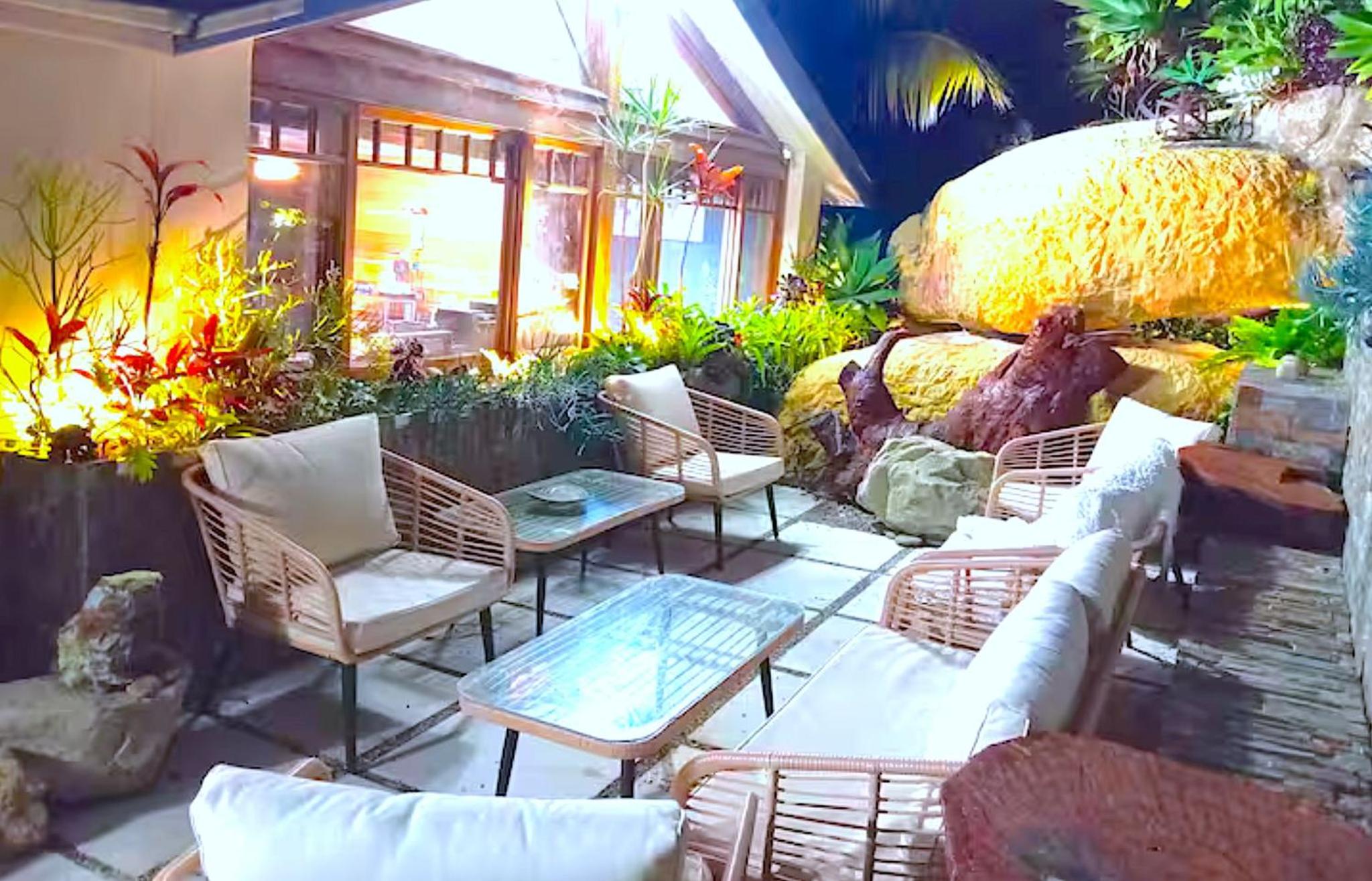 Charming Retreat at Famous Palm Beach Outdoor Spa till 8 Walk to Ocean beach