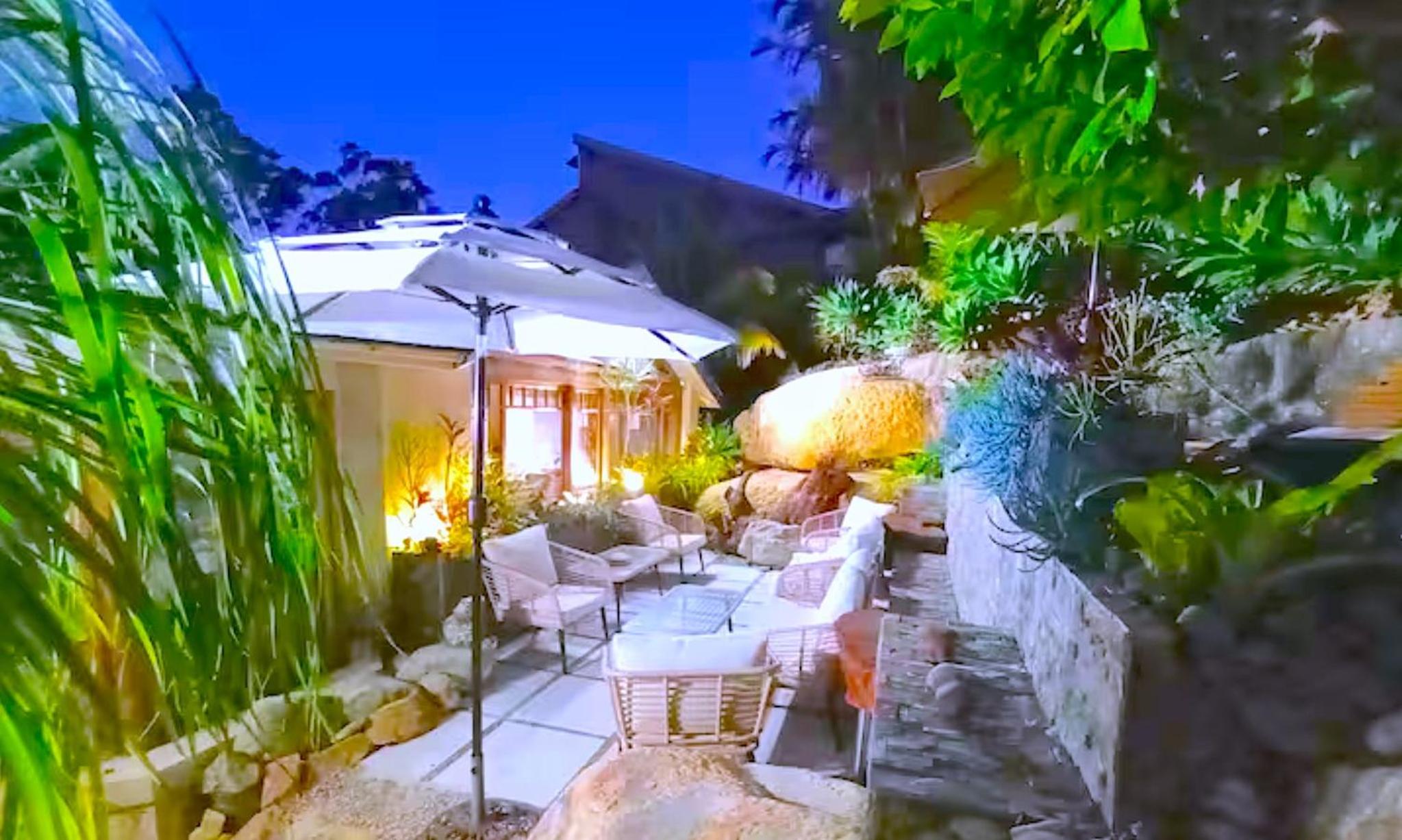 Charming Retreat at Famous Palm Beach Outdoor Spa till 8 Walk to Ocean beach