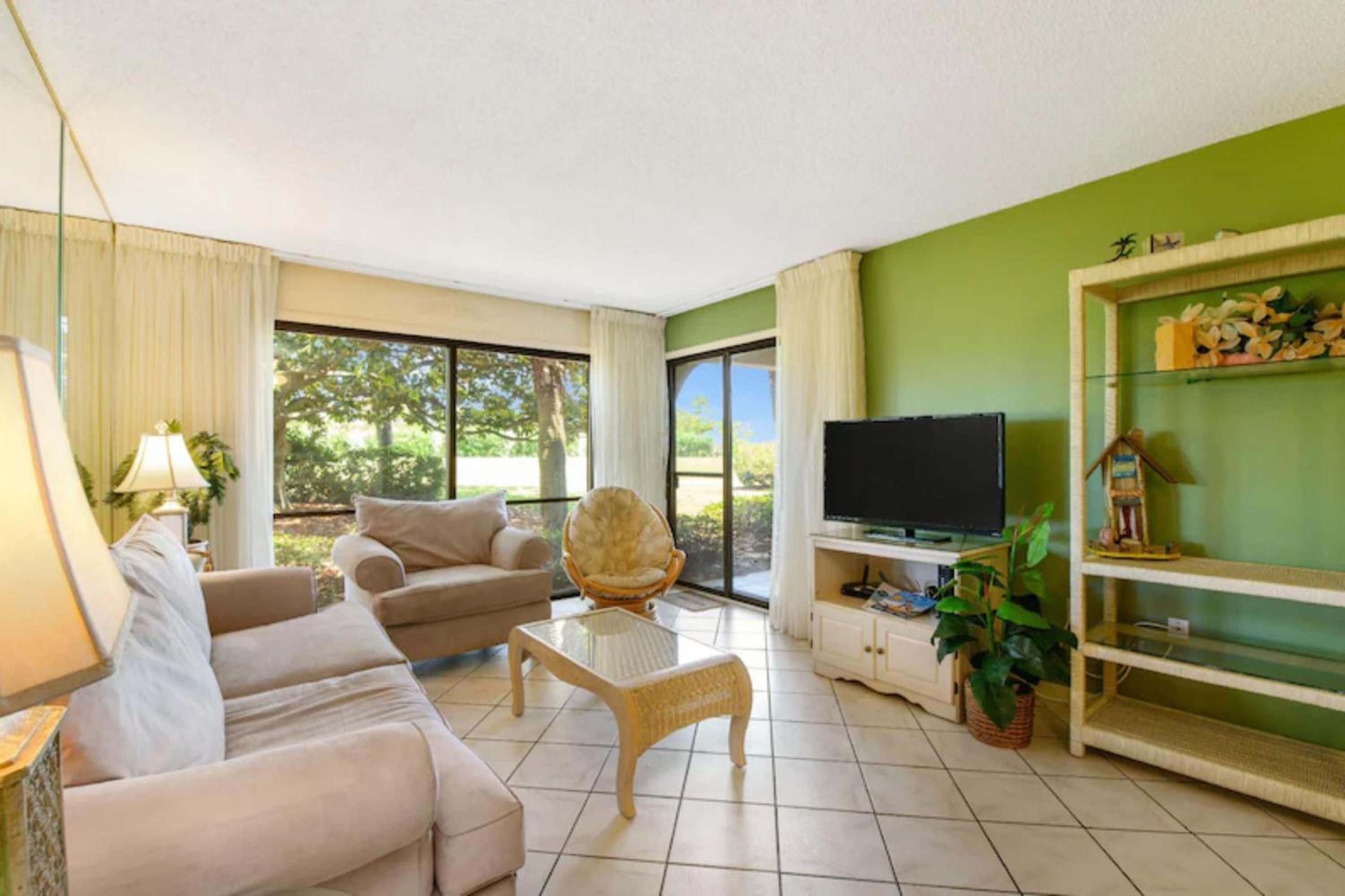Billie Jean’s Bungalow! Cozy Edgewater Condo w/ Resort Amenities, Sleeps 6