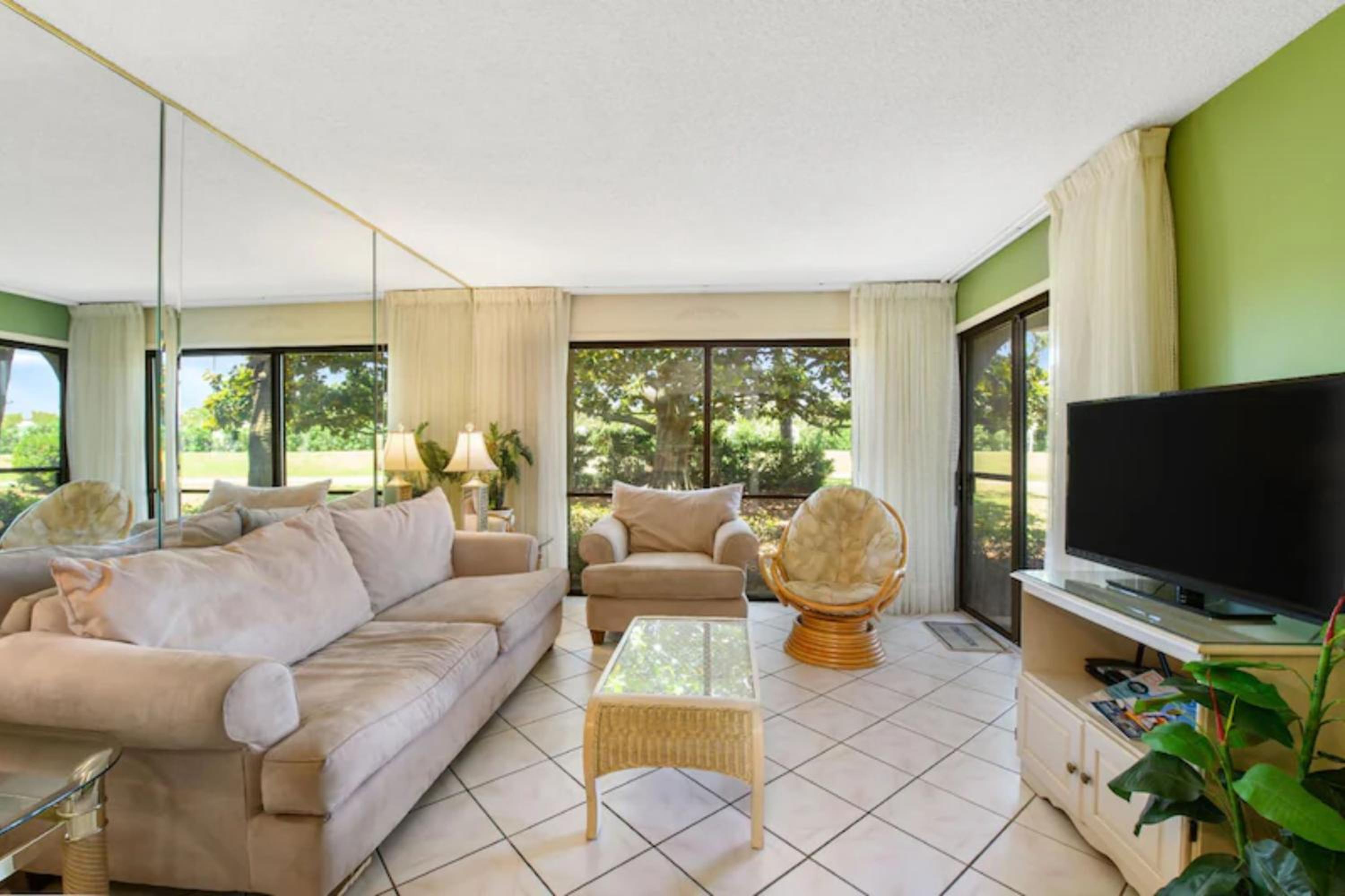 Billie Jean’s Bungalow! Cozy Edgewater Condo w/ Resort Amenities, Sleeps 6