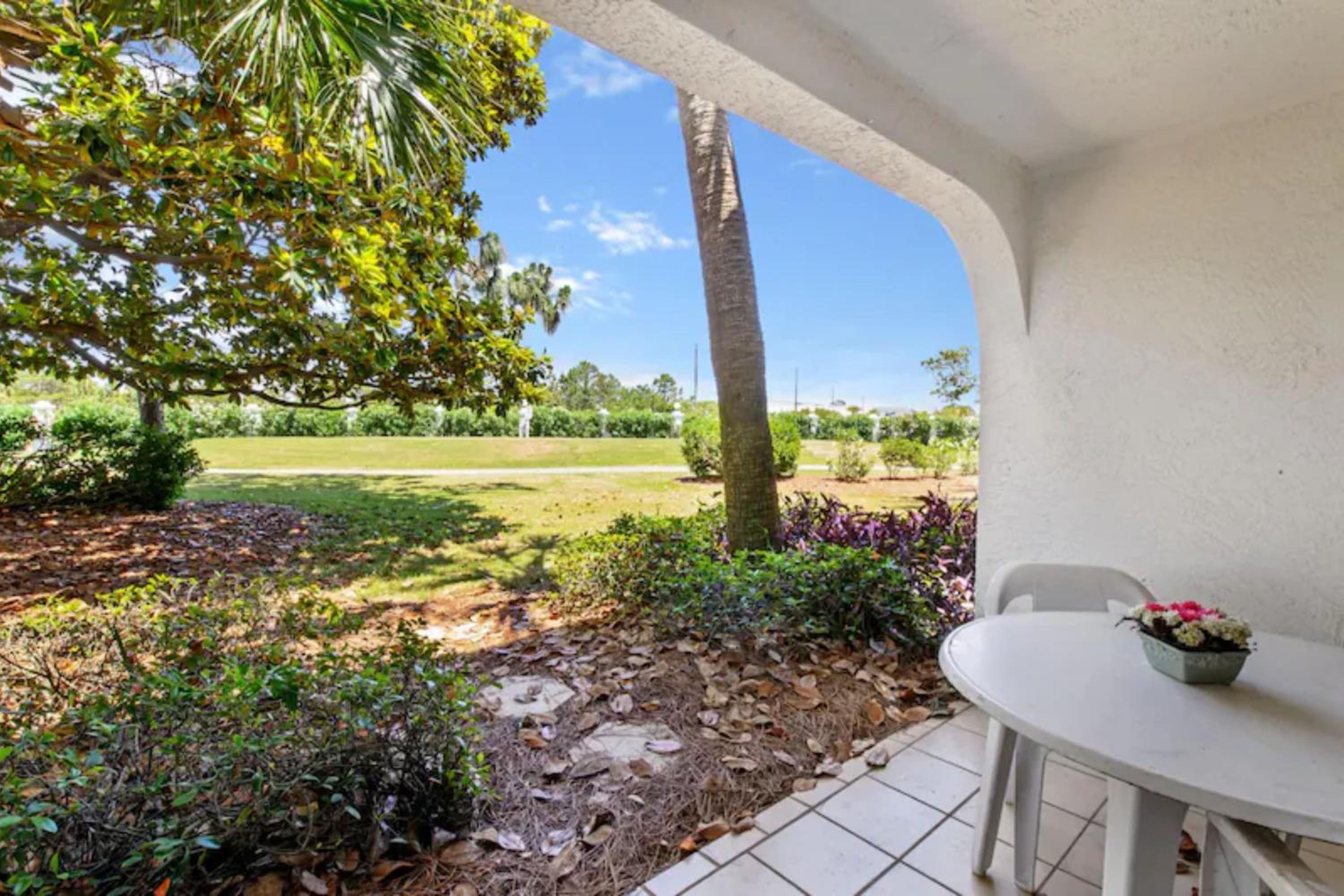 Billie Jean’s Bungalow! Cozy Edgewater Condo w/ Resort Amenities, Sleeps 6