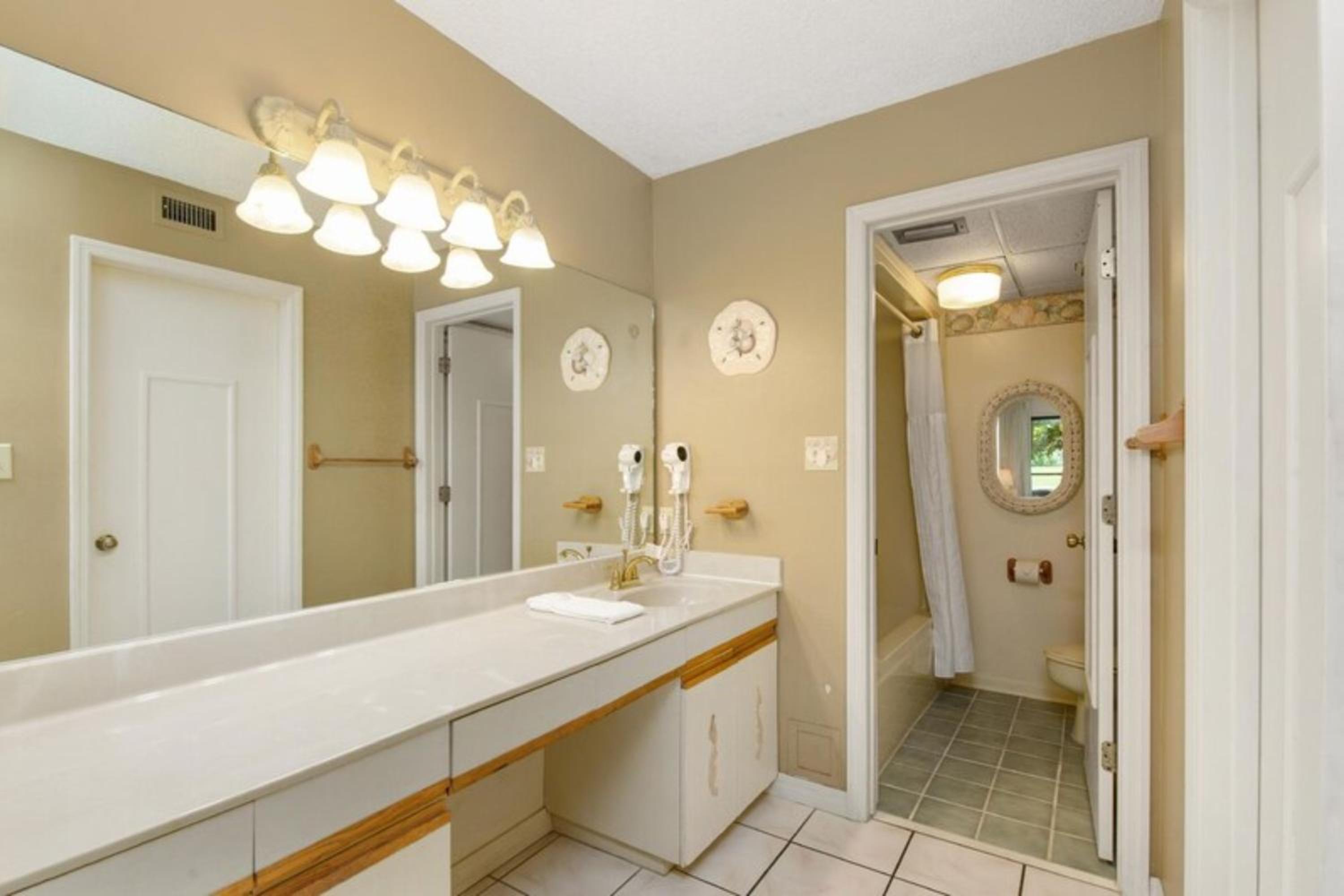 Billie Jean’s Bungalow! Cozy Edgewater Condo w/ Resort Amenities, Sleeps 6