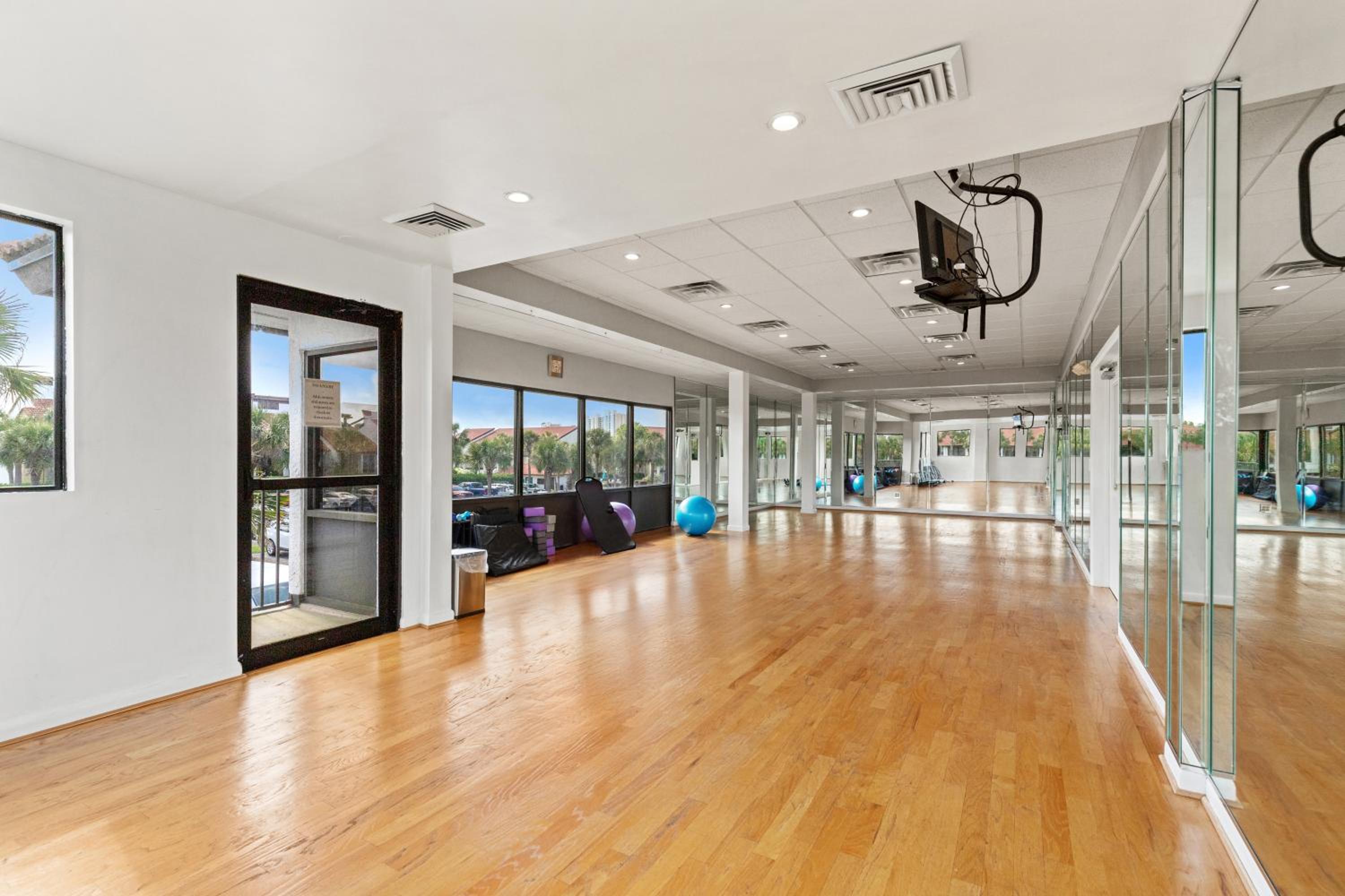 Billie Jean’s Bungalow! Cozy Edgewater Condo w/ Resort Amenities, Sleeps 6