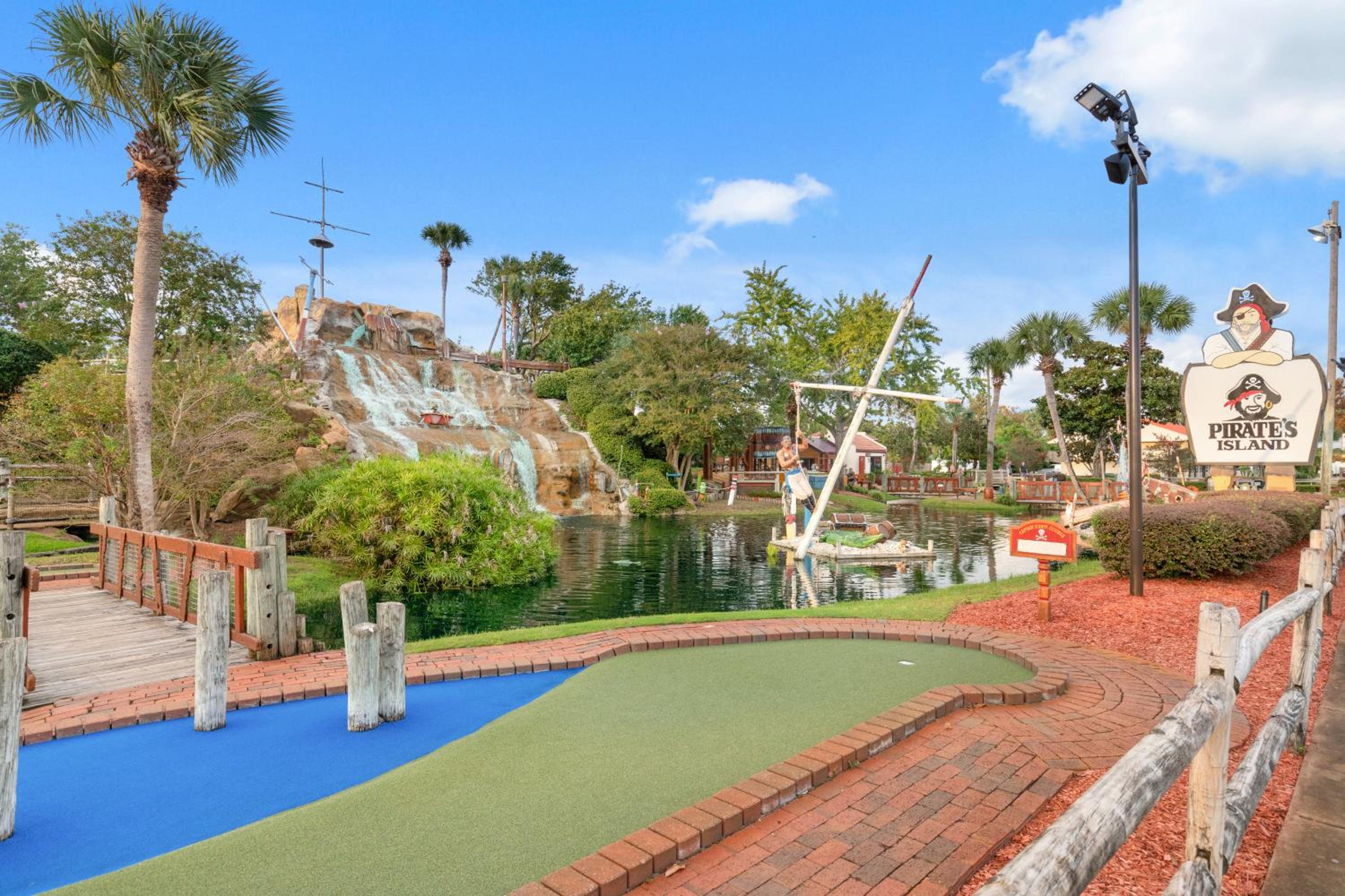 Billie Jean’s Bungalow! Cozy Edgewater Condo w/ Resort Amenities, Sleeps 6