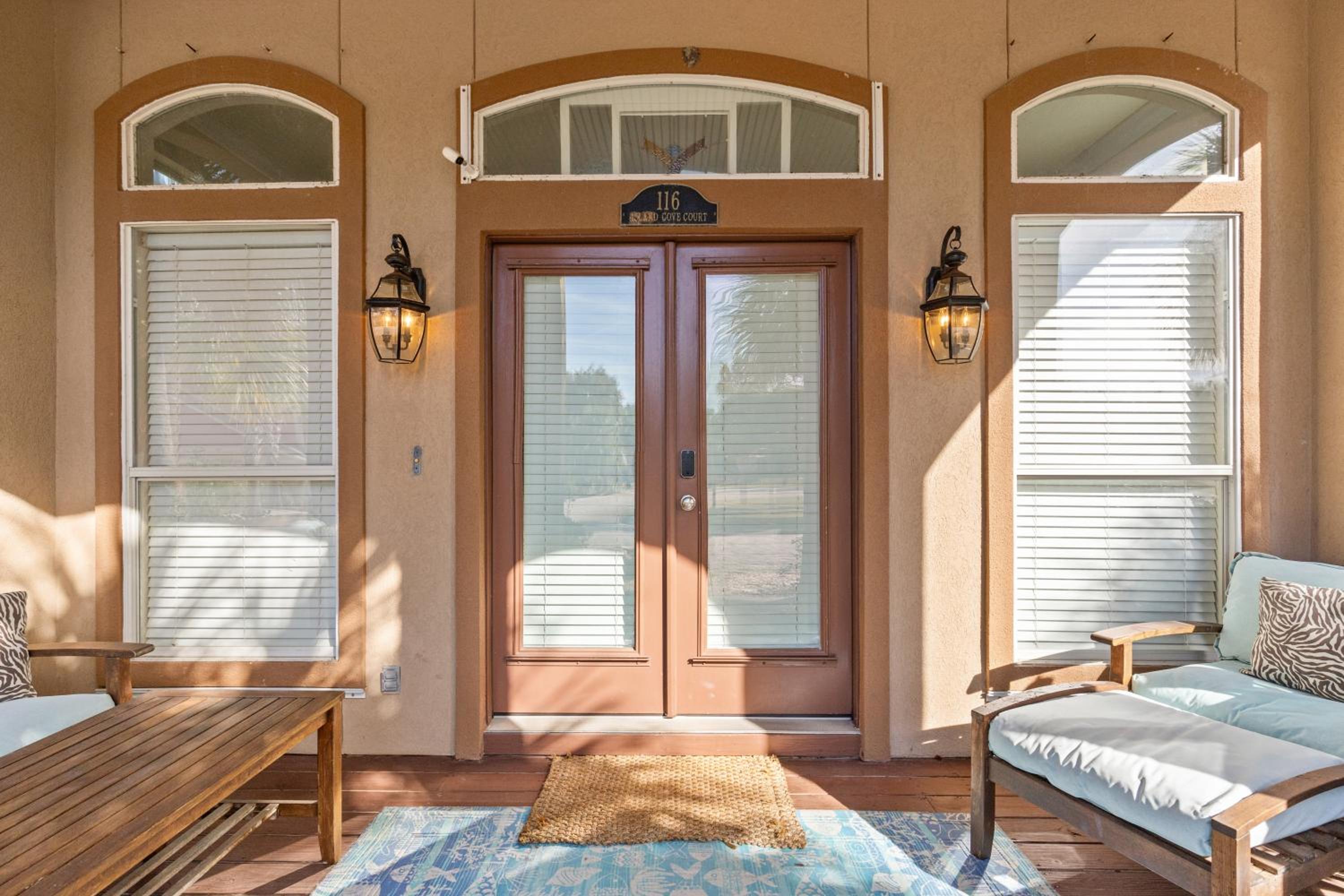Sunset Cove: Charming 3BR/3BA Beach House Sleeps 8 with Sunsets & Serenity