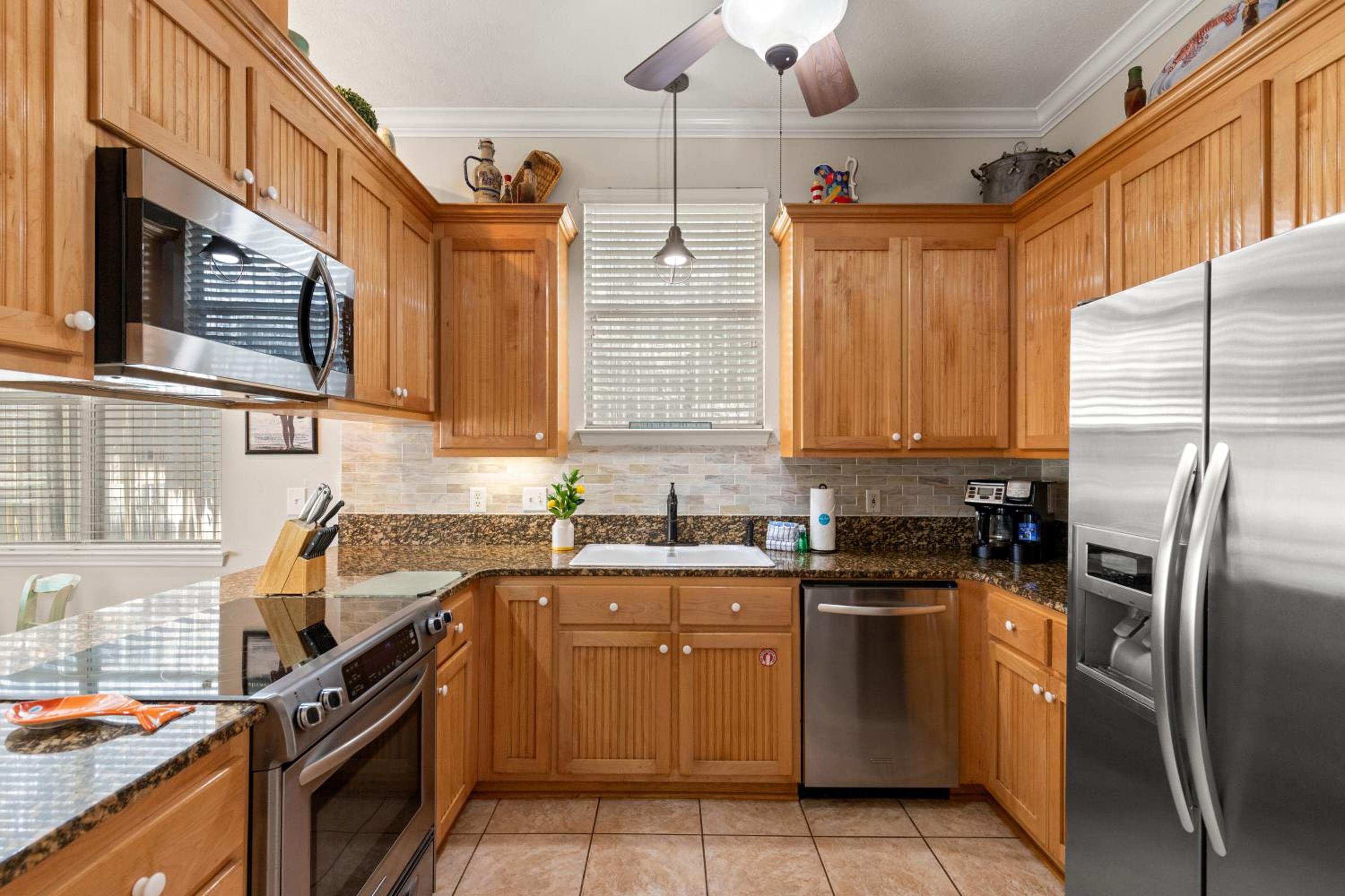 Sunset Cove: Charming 3BR/3BA Beach House Sleeps 8 with Sunsets & Serenity