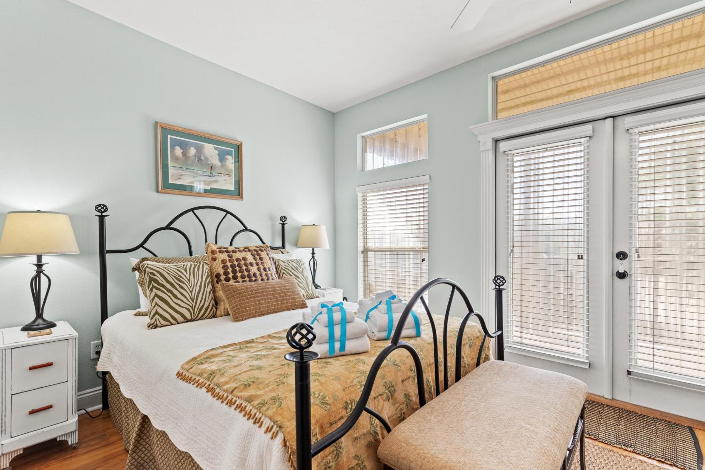 Sunset Cove: Charming 3BR/3BA Beach House Sleeps 8 with Sunsets & Serenity