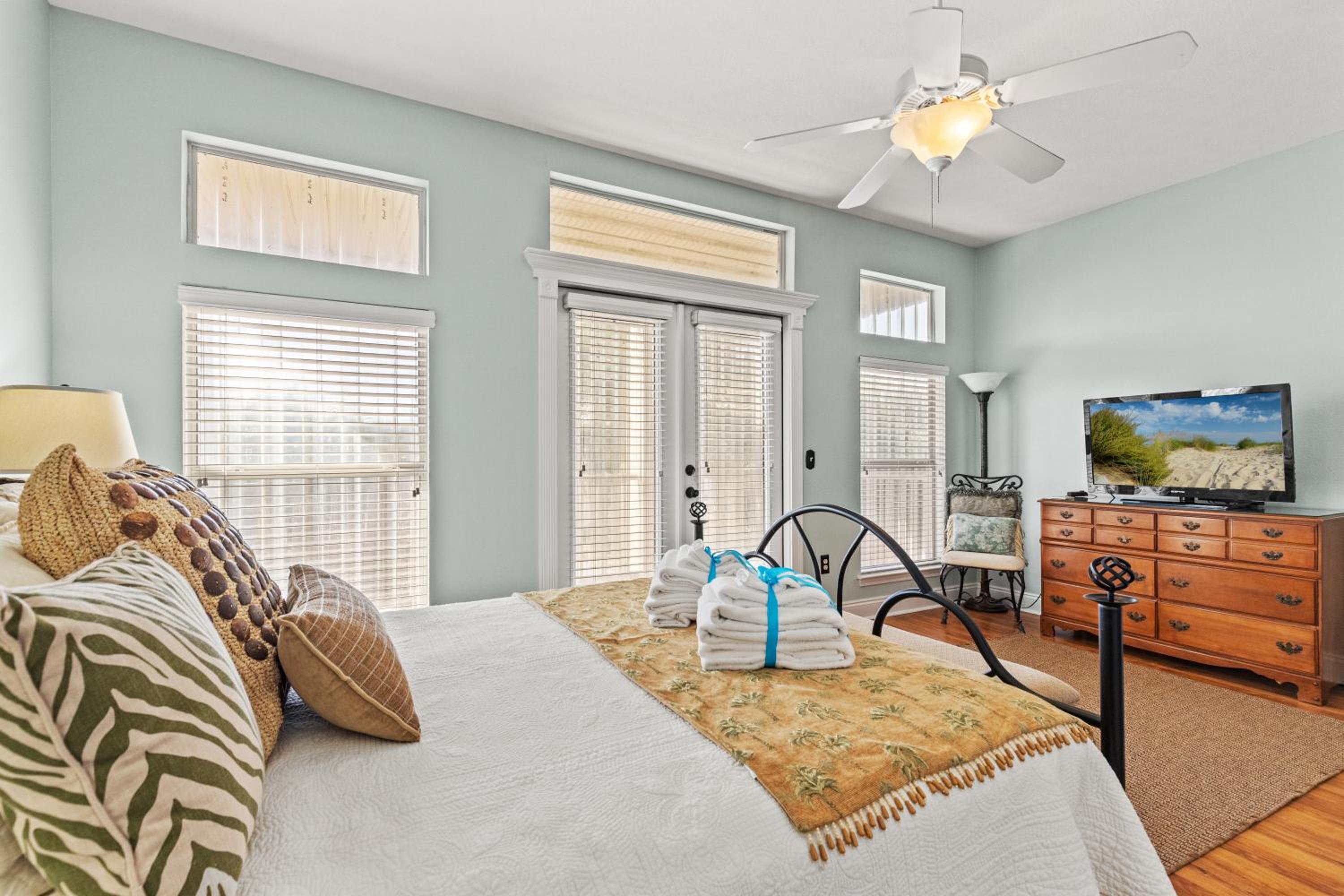 Sunset Cove: Charming 3BR/3BA Beach House Sleeps 8 with Sunsets & Serenity