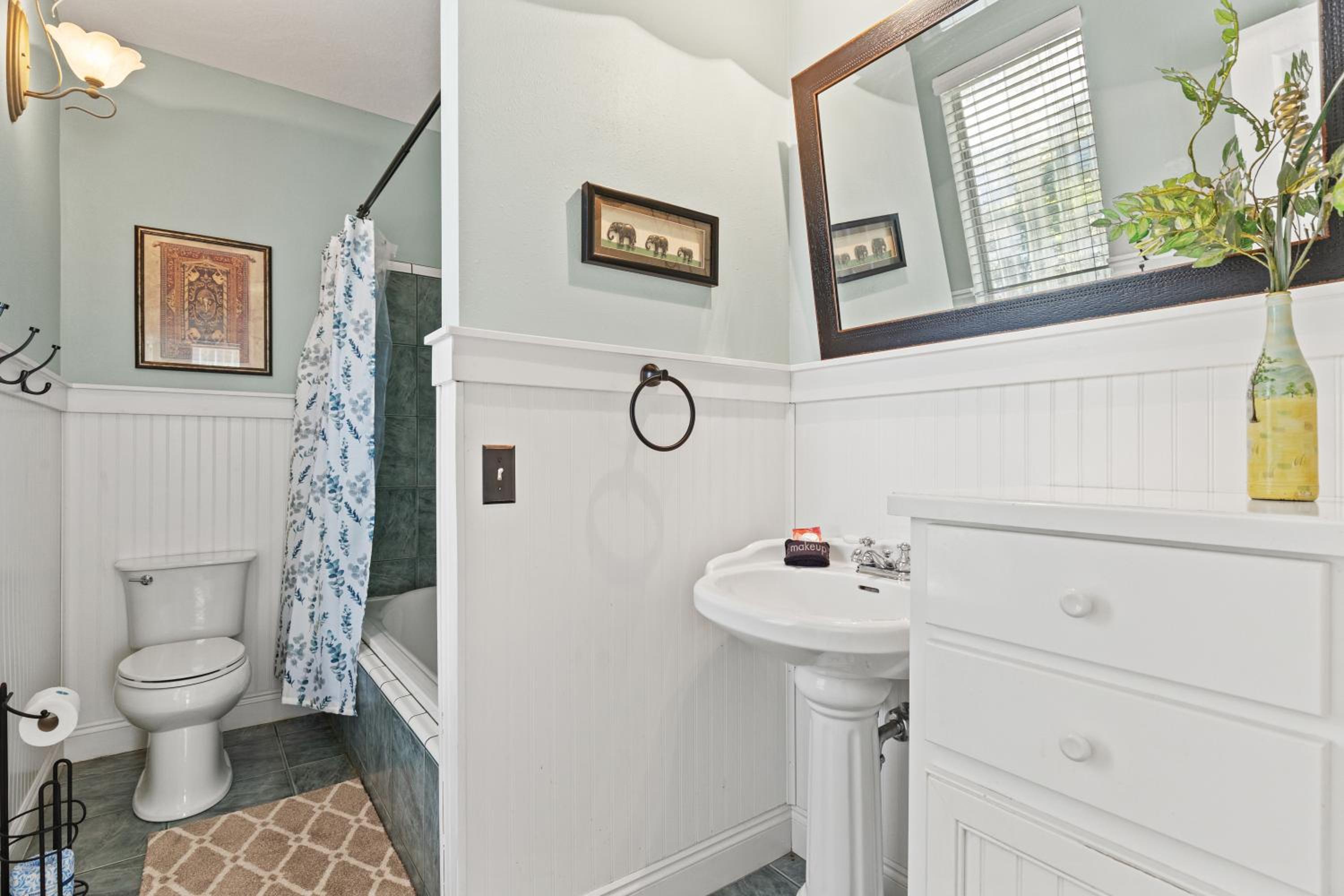 Sunset Cove: Charming 3BR/3BA Beach House Sleeps 8 with Sunsets & Serenity