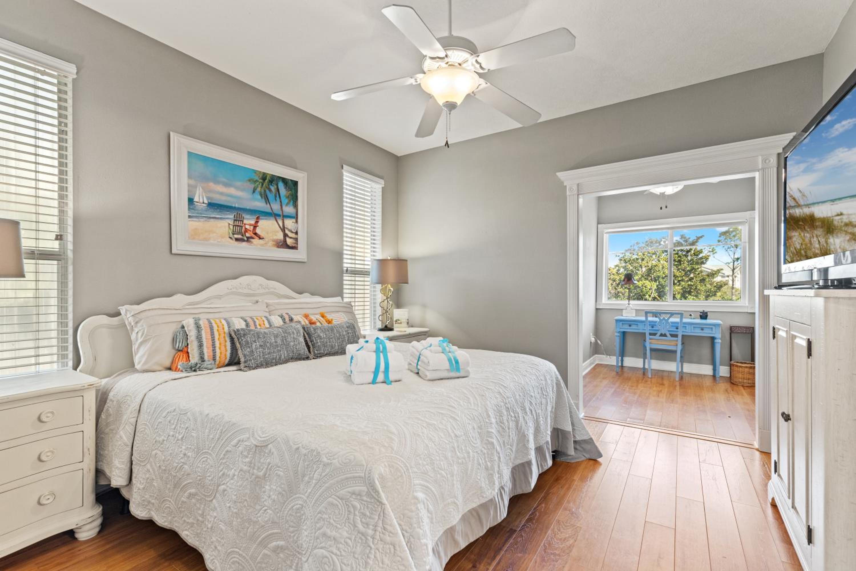 Sunset Cove: Charming 3BR/3BA Beach House Sleeps 8 with Sunsets & Serenity