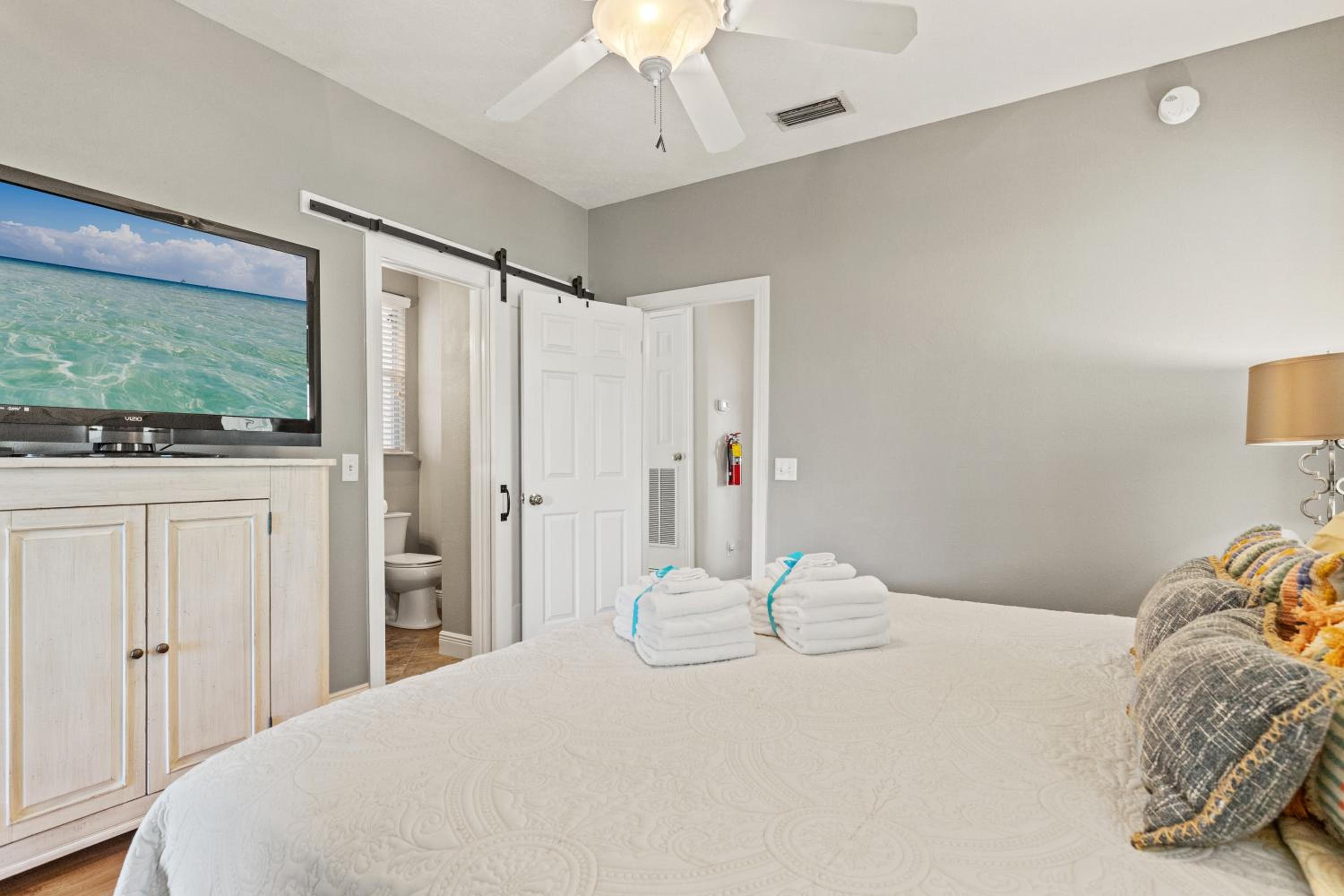 Sunset Cove: Charming 3BR/3BA Beach House Sleeps 8 with Sunsets & Serenity