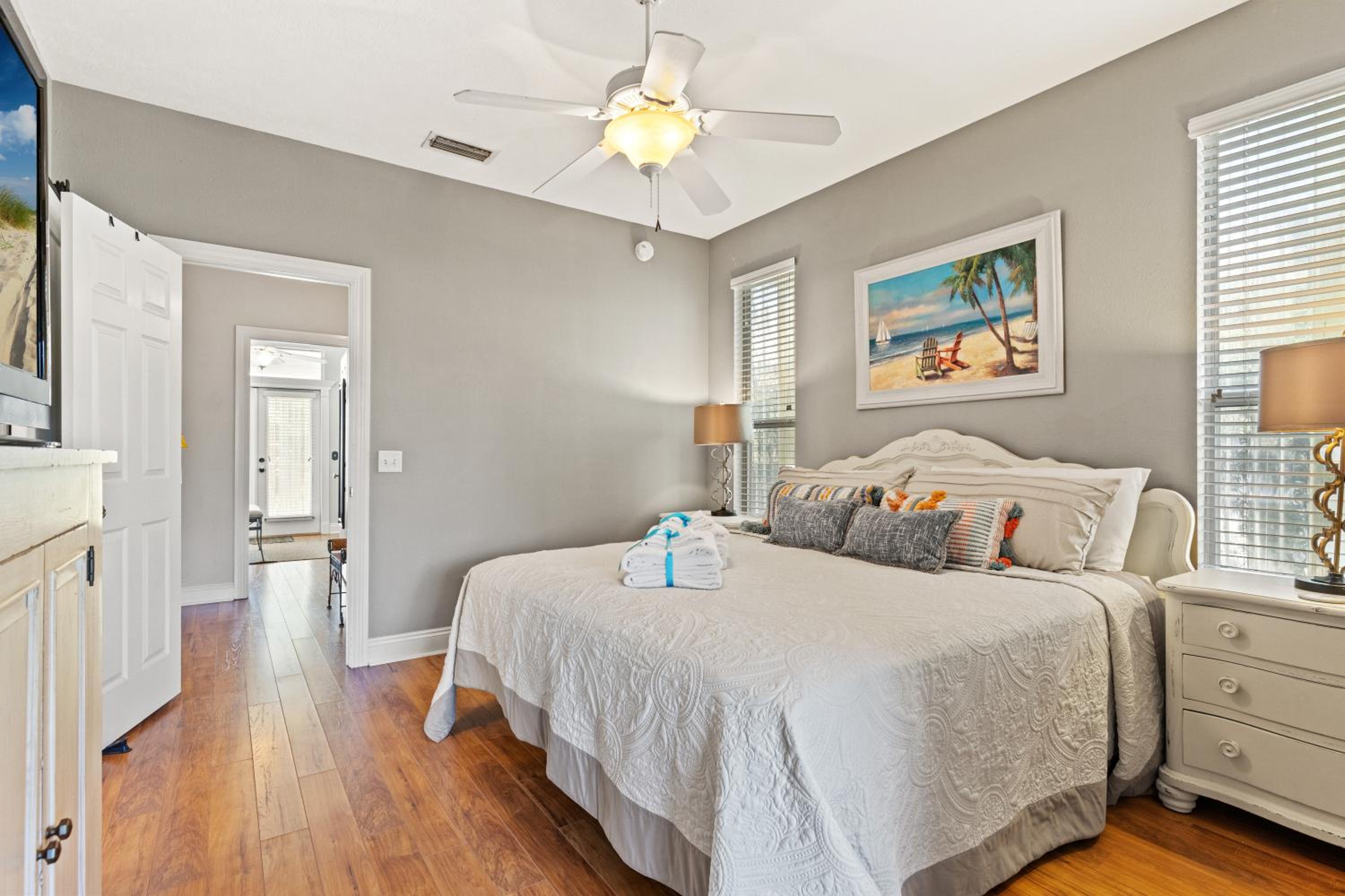 Sunset Cove: Charming 3BR/3BA Beach House Sleeps 8 with Sunsets & Serenity