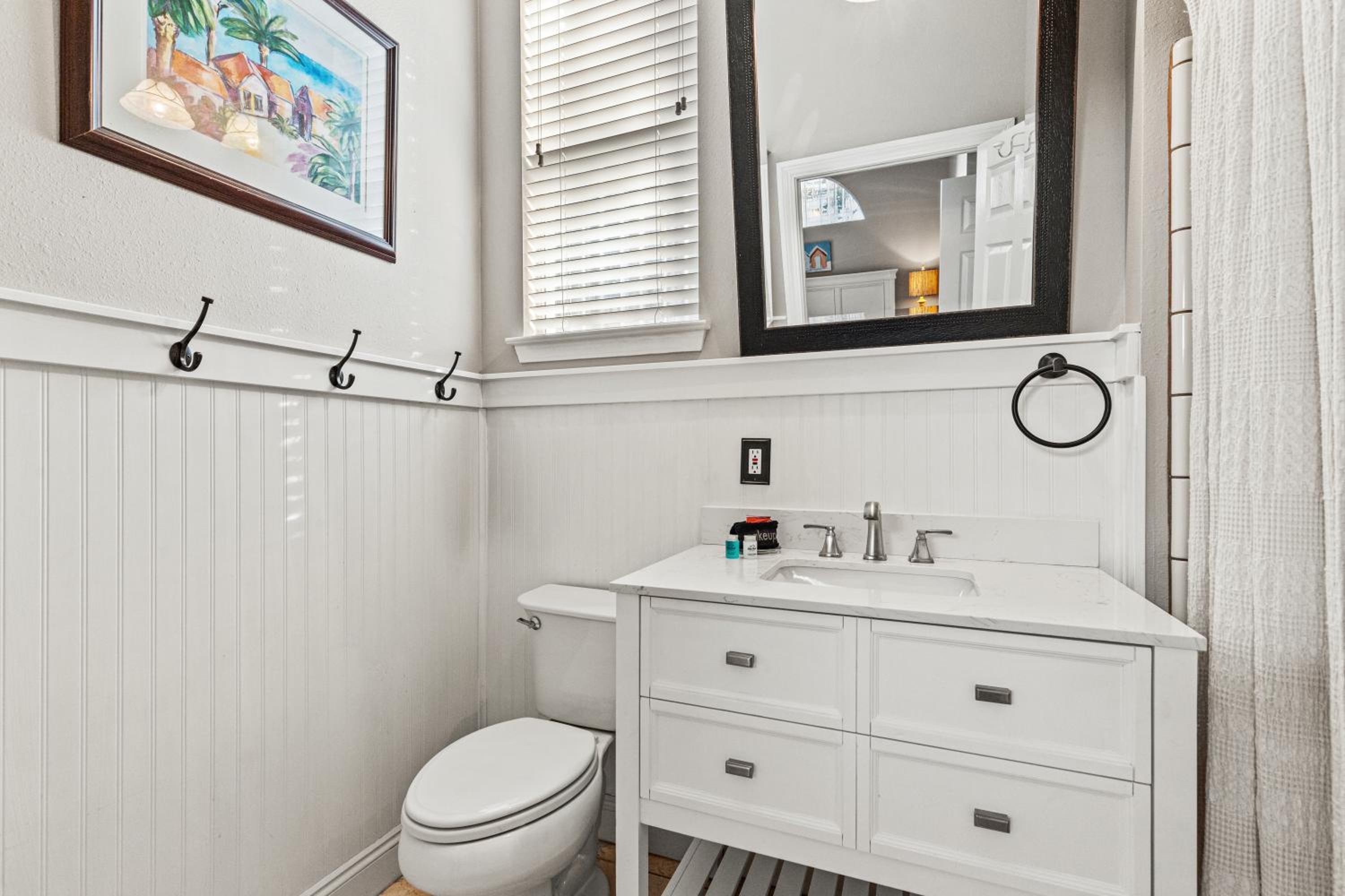 Sunset Cove: Charming 3BR/3BA Beach House Sleeps 8 with Sunsets & Serenity
