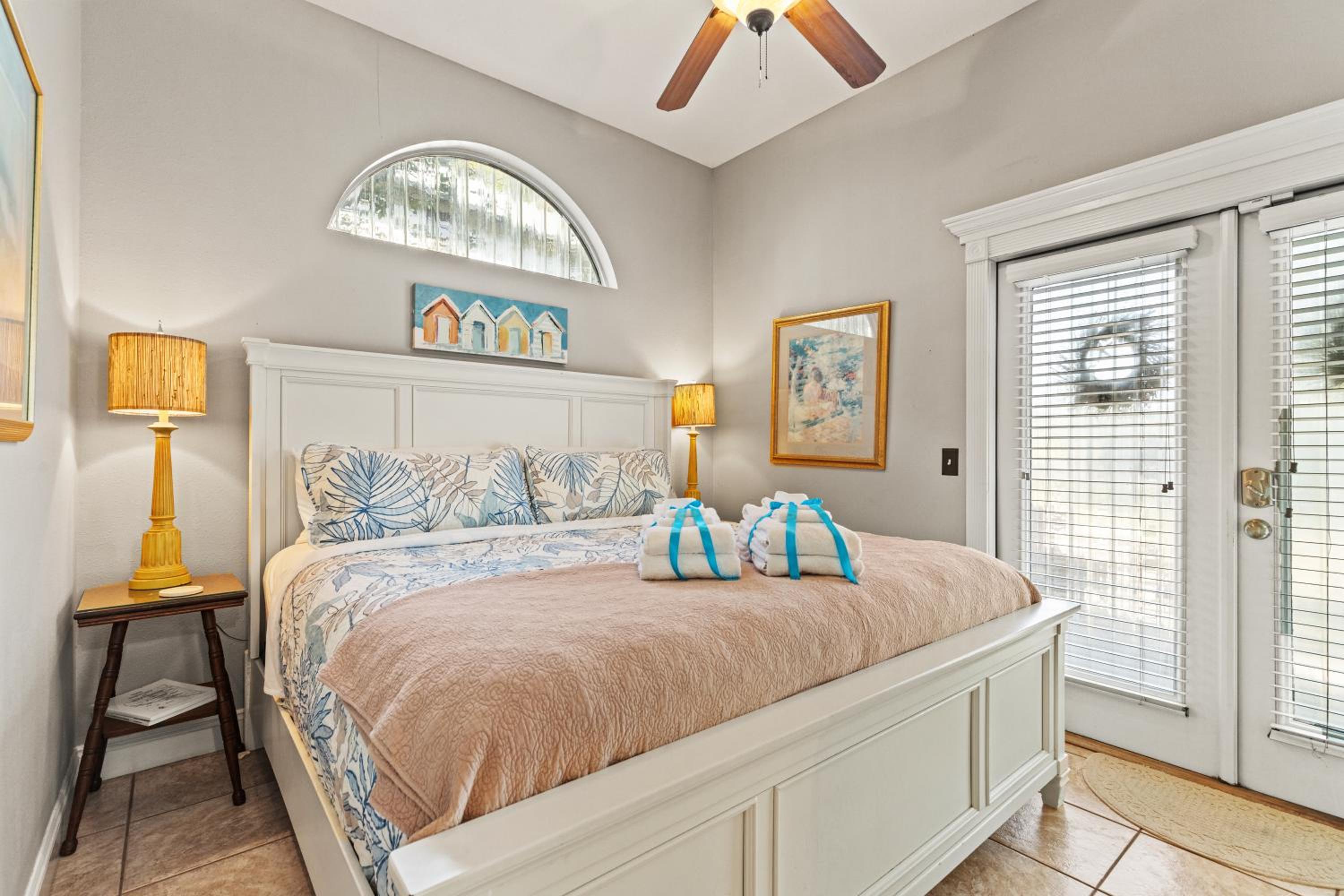 Sunset Cove: Charming 3BR/3BA Beach House Sleeps 8 with Sunsets & Serenity