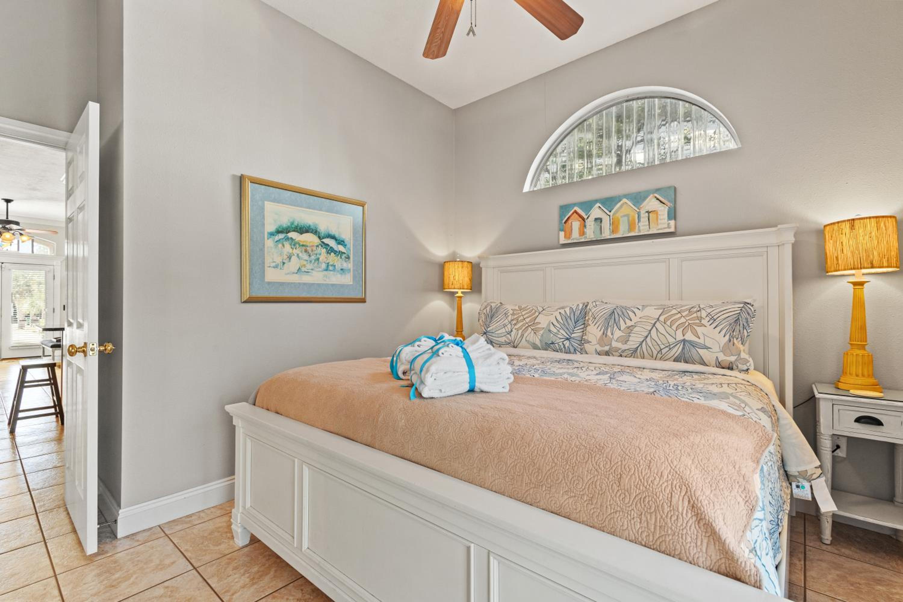 Sunset Cove: Charming 3BR/3BA Beach House Sleeps 8 with Sunsets & Serenity