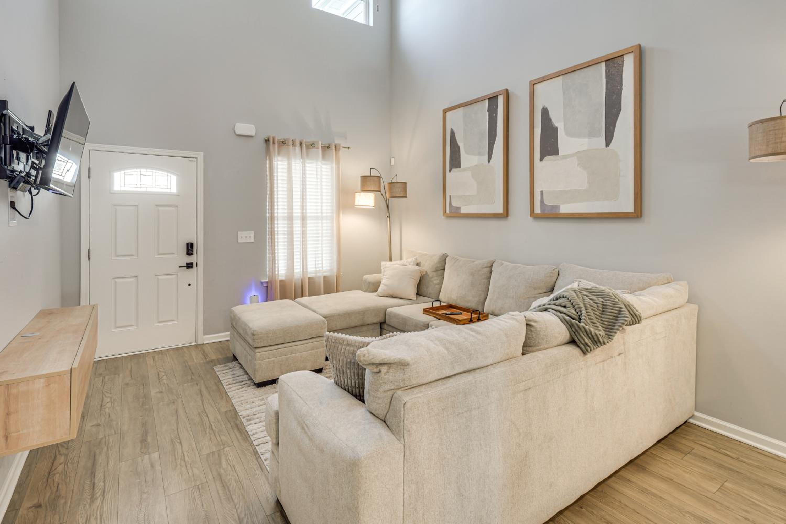 Quiet and Comfy Spring Hill Townhome with WFH Setup