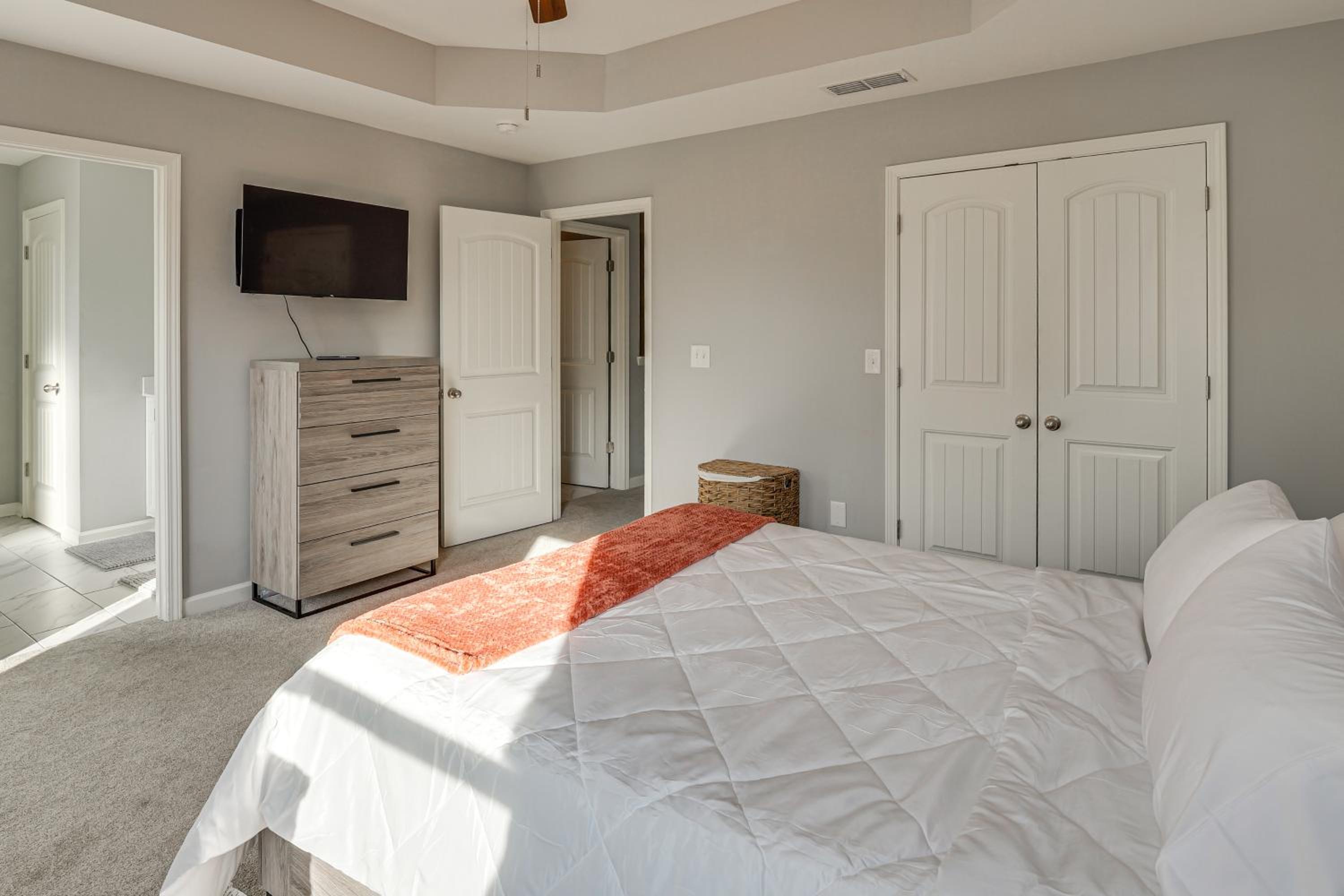 Quiet and Comfy Spring Hill Townhome with WFH Setup