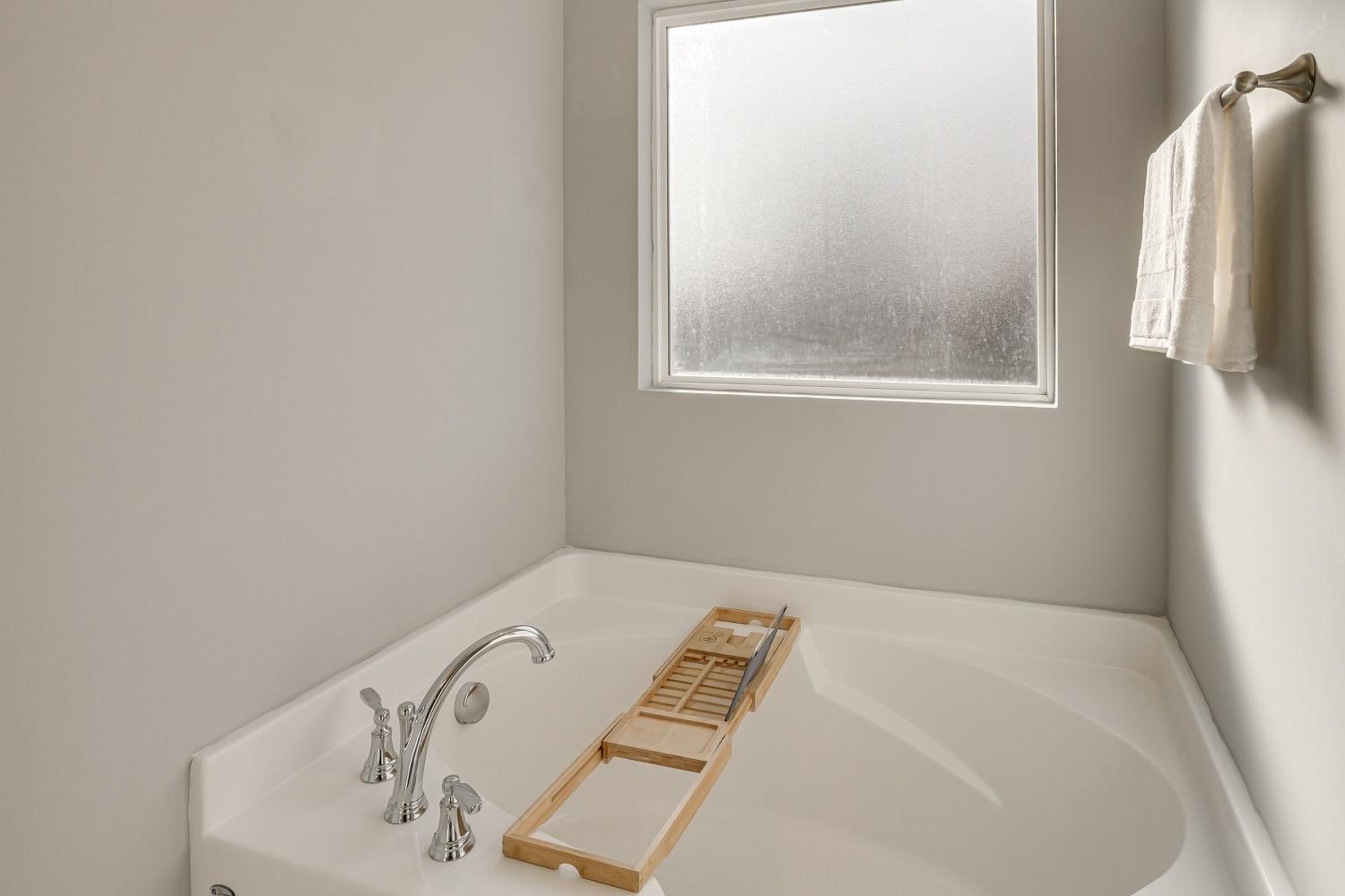 Quiet and Comfy Spring Hill Townhome with WFH Setup
