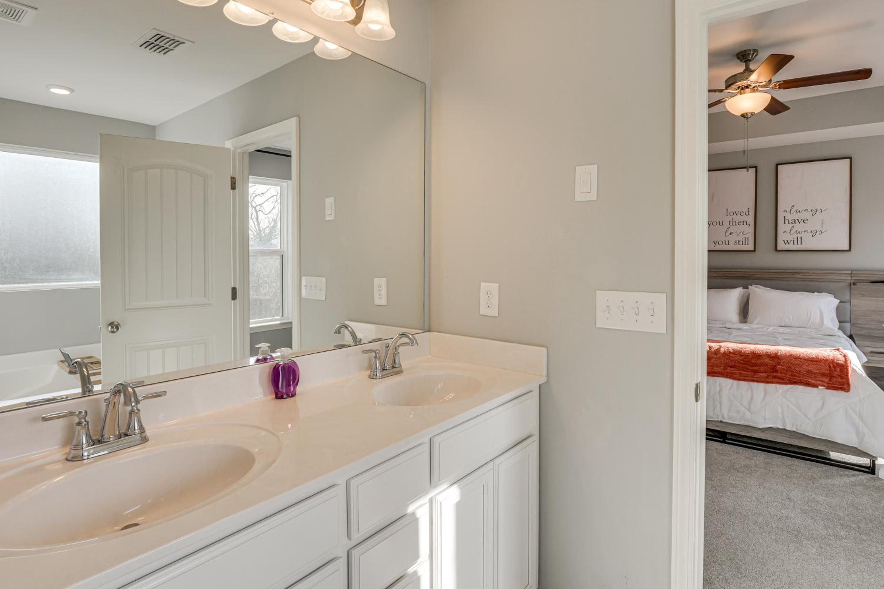 Quiet and Comfy Spring Hill Townhome with WFH Setup