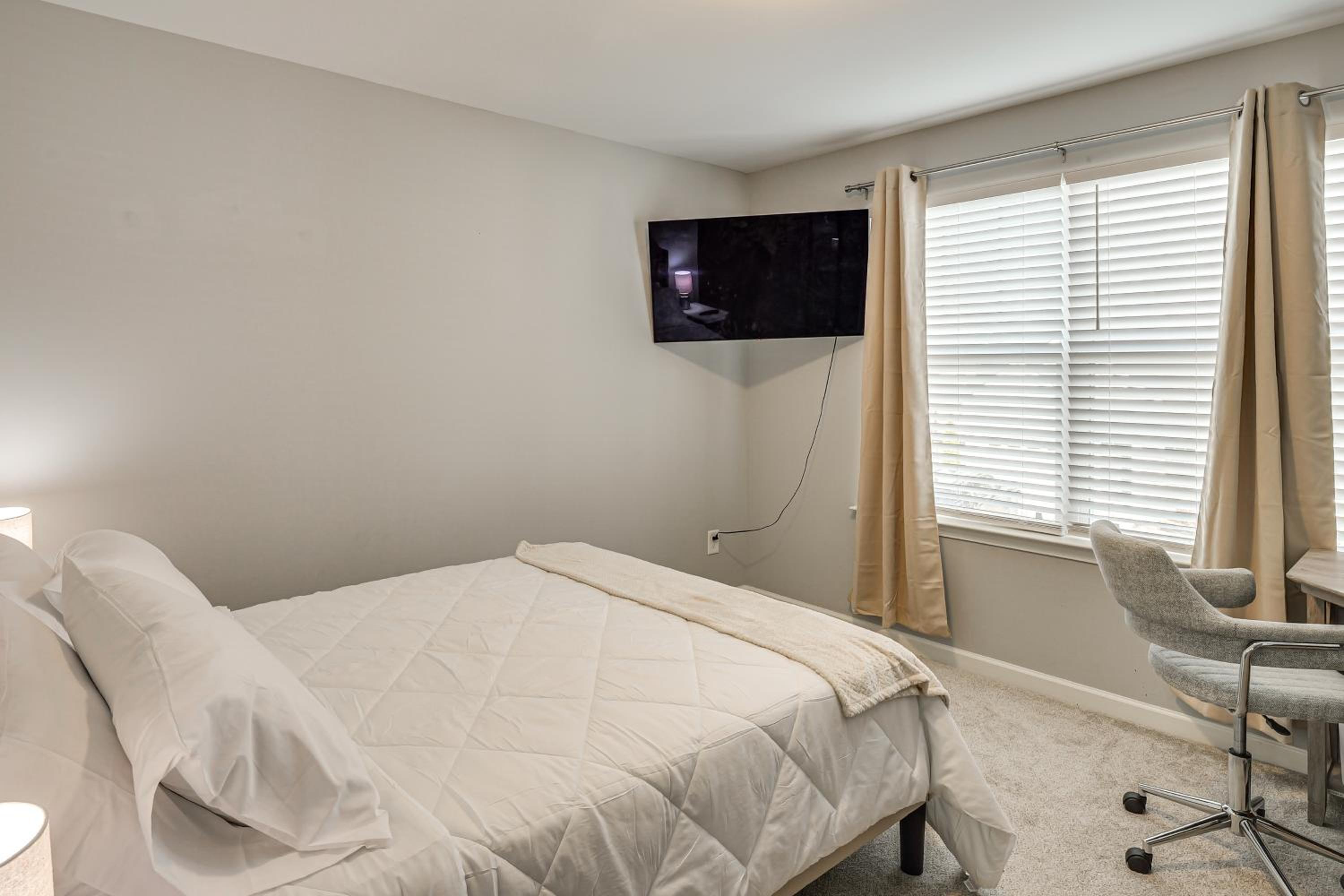 Quiet and Comfy Spring Hill Townhome with WFH Setup