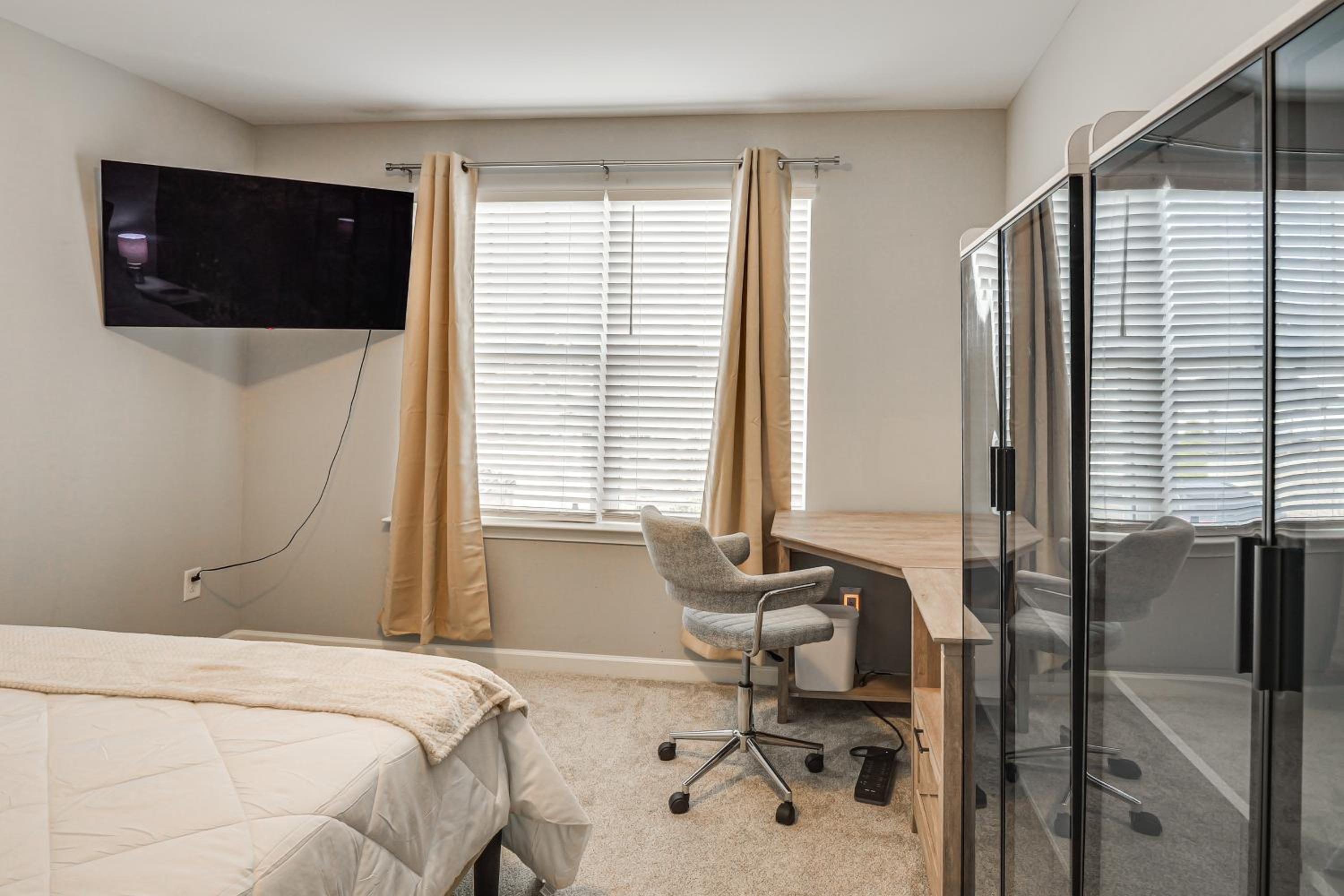 Quiet and Comfy Spring Hill Townhome with WFH Setup