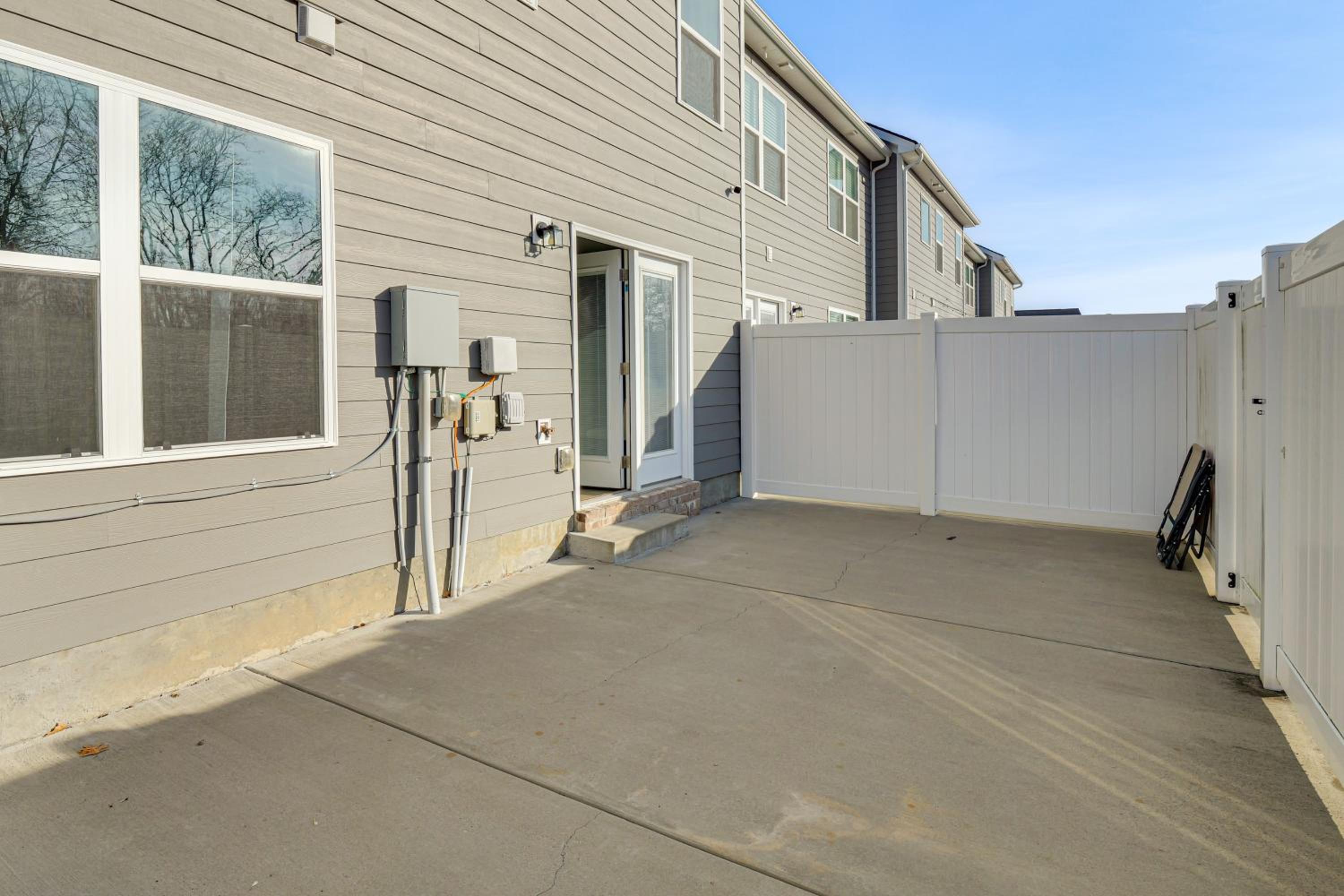Quiet and Comfy Spring Hill Townhome with WFH Setup
