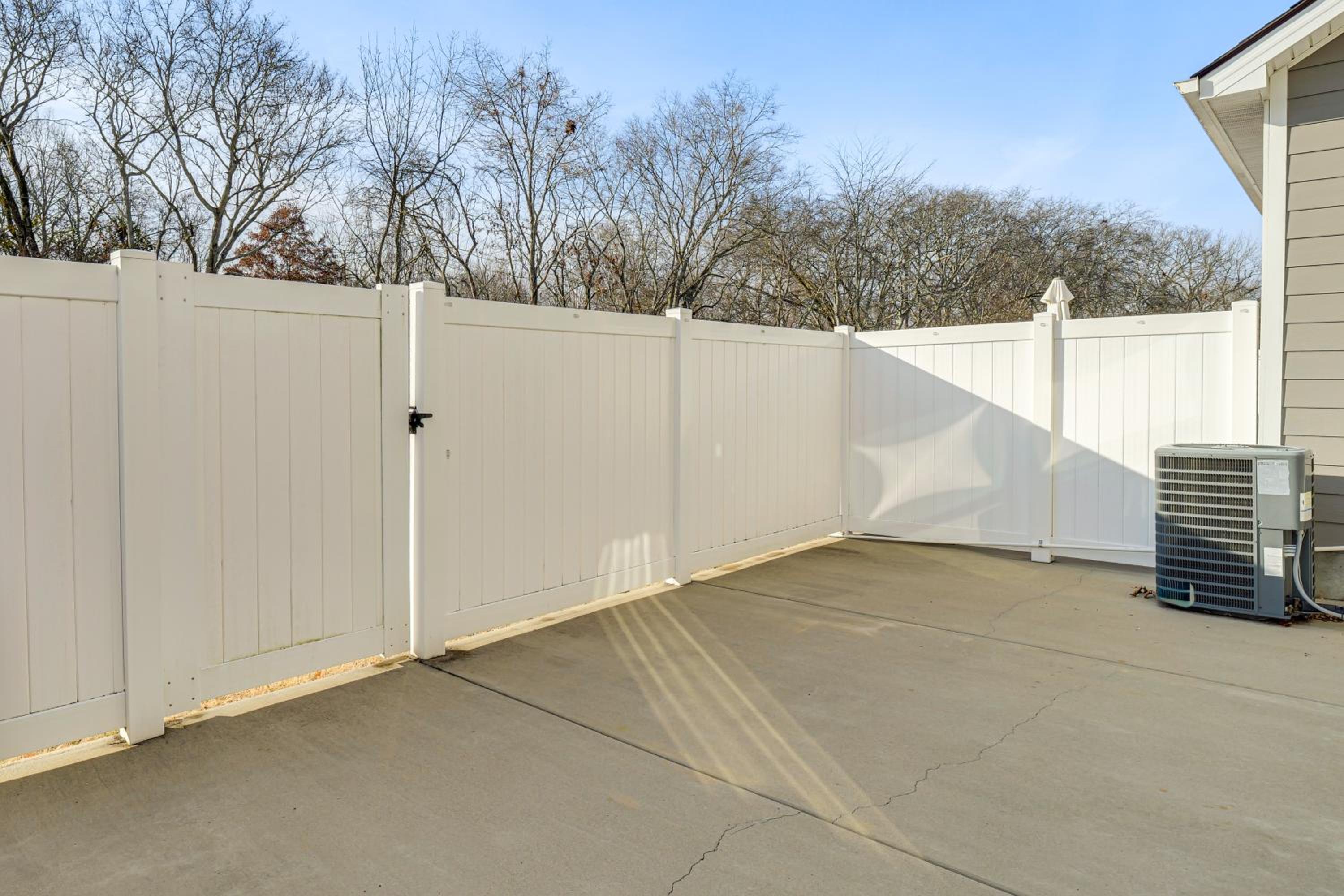 Quiet and Comfy Spring Hill Townhome with WFH Setup