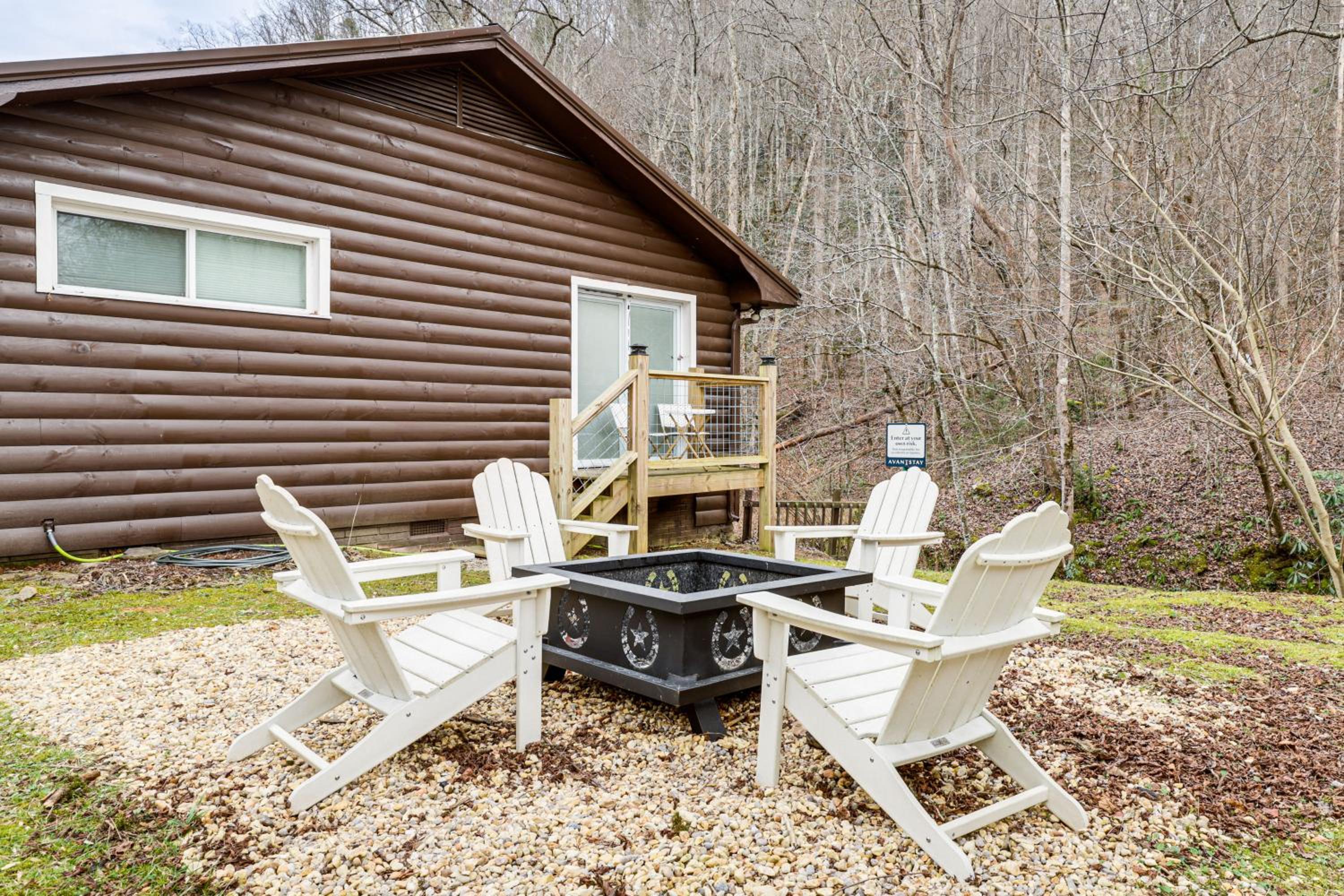 Creekside Home with Hot Tub, 3 Mi to Dtwn Gatlinburg