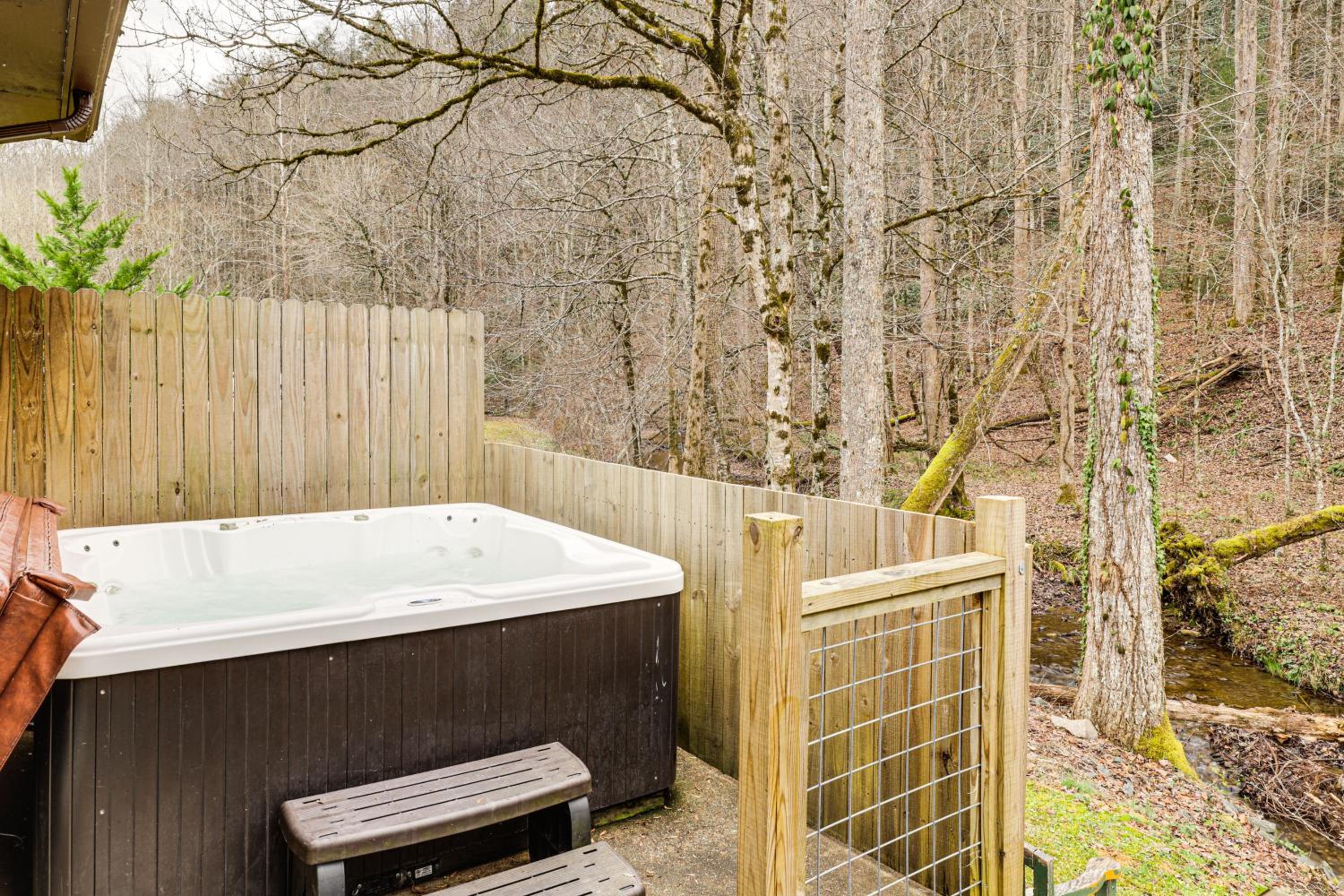 Creekside Home with Hot Tub, 3 Mi to Dtwn Gatlinburg