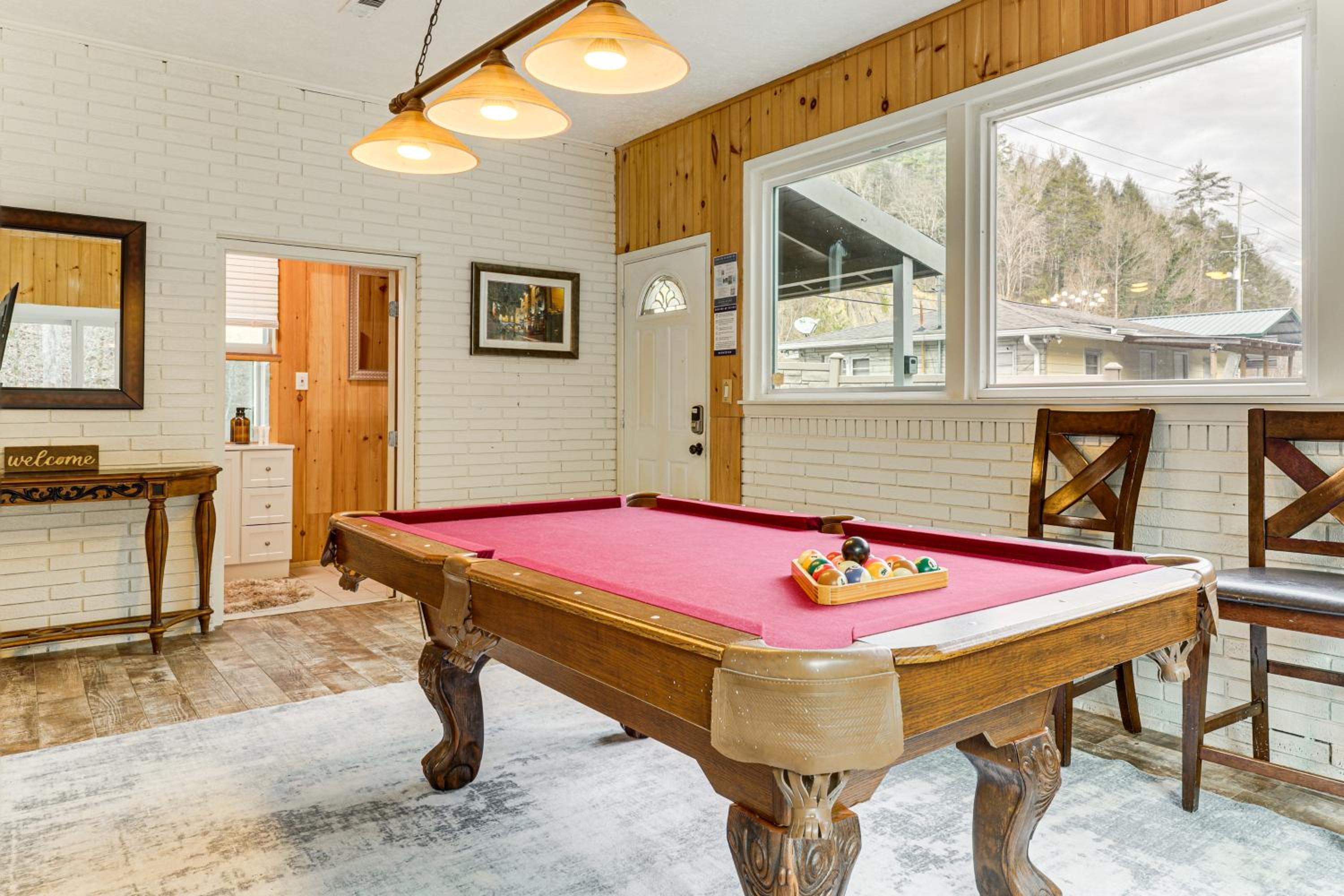 Creekside Home with Hot Tub, 3 Mi to Dtwn Gatlinburg