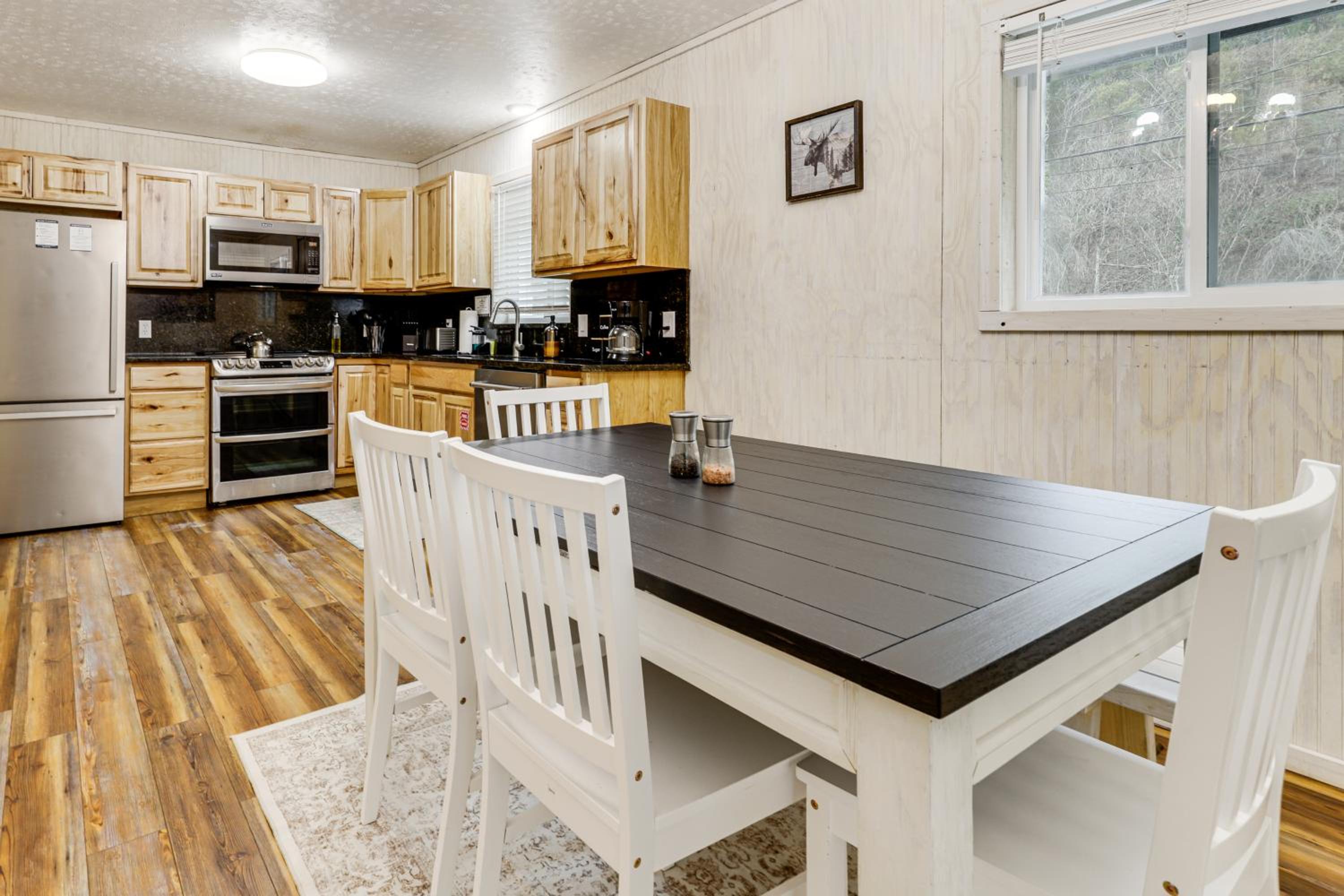 Creekside Home with Hot Tub, 3 Mi to Dtwn Gatlinburg