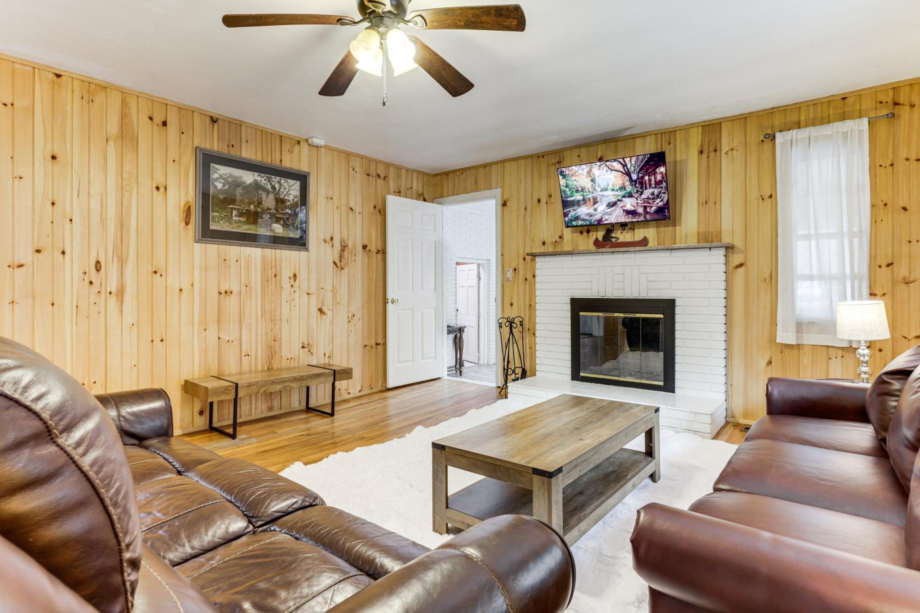 Creekside Home with Hot Tub, 3 Mi to Dtwn Gatlinburg