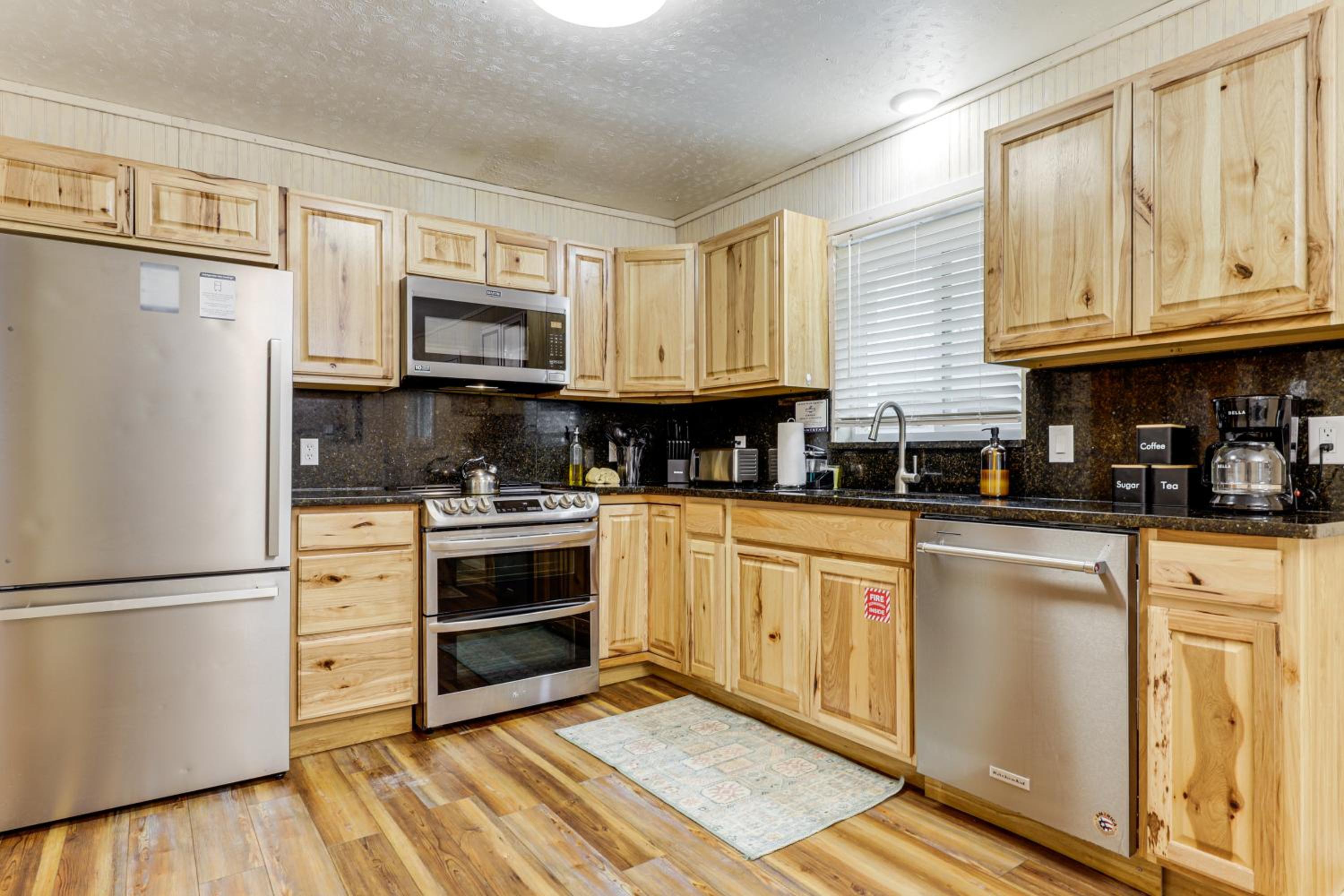 Creekside Home with Hot Tub, 3 Mi to Dtwn Gatlinburg