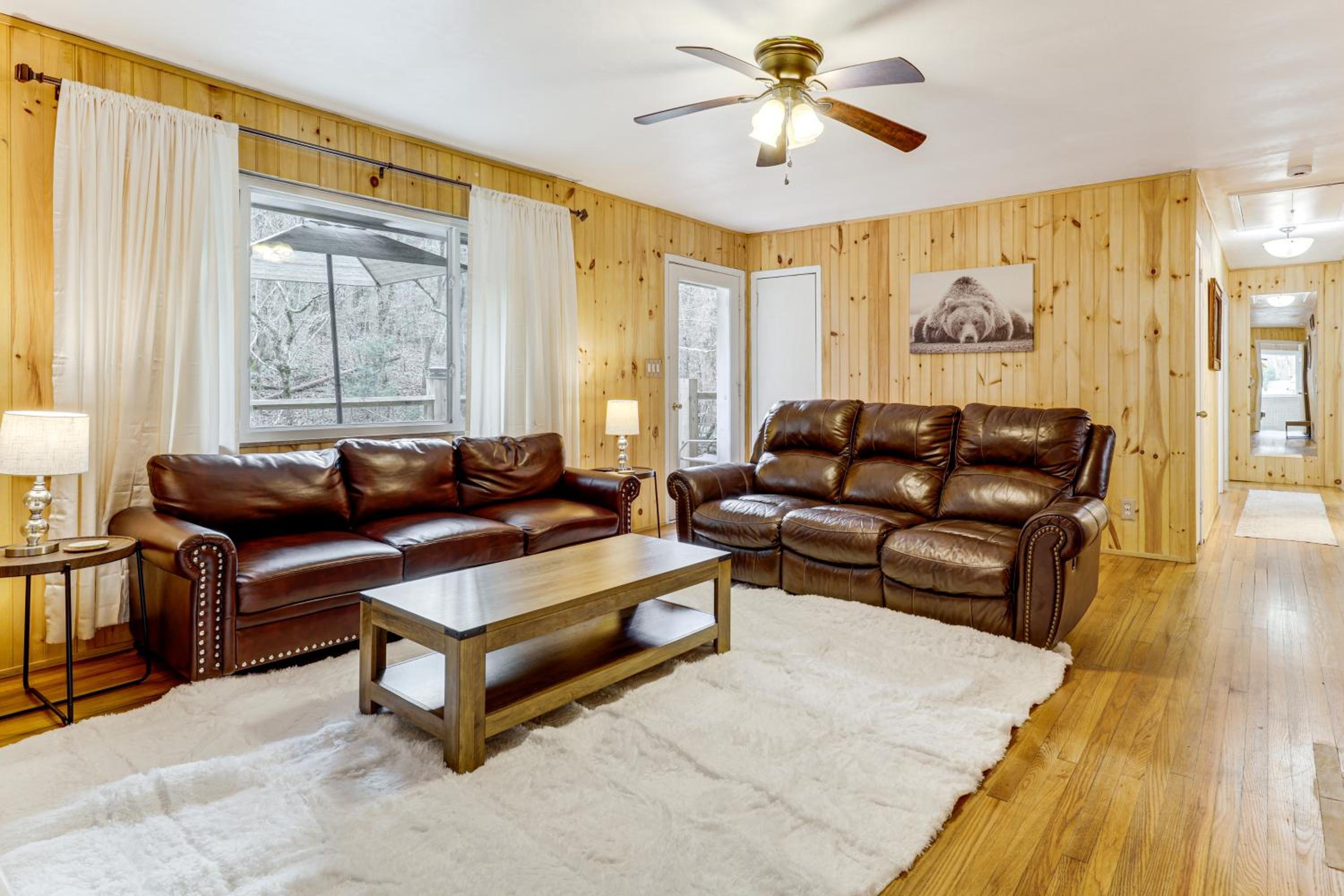 Creekside Home with Hot Tub, 3 Mi to Dtwn Gatlinburg