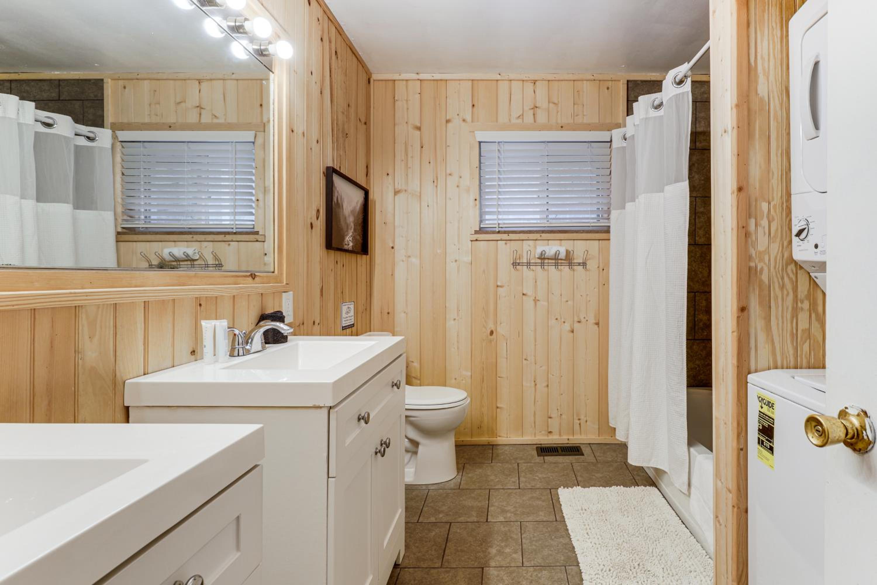 Creekside Home with Hot Tub, 3 Mi to Dtwn Gatlinburg