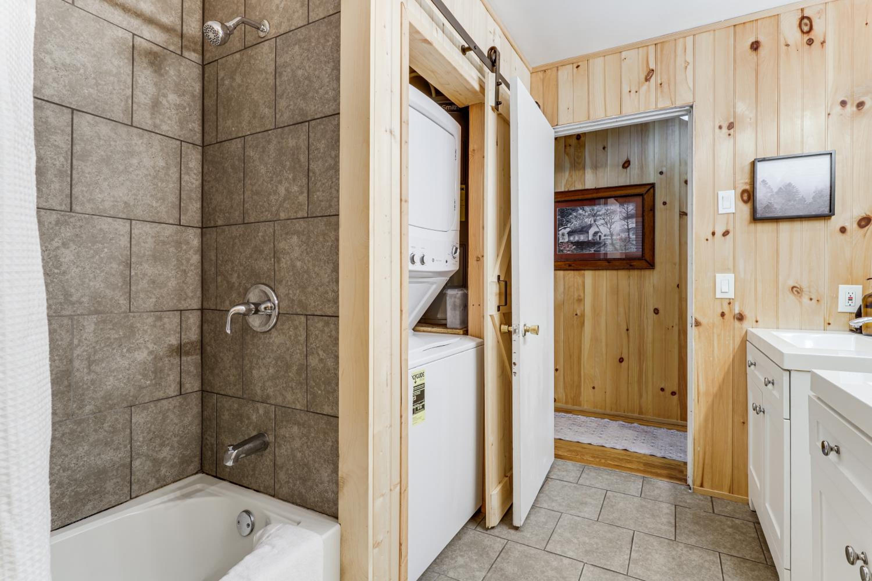 Creekside Home with Hot Tub, 3 Mi to Dtwn Gatlinburg