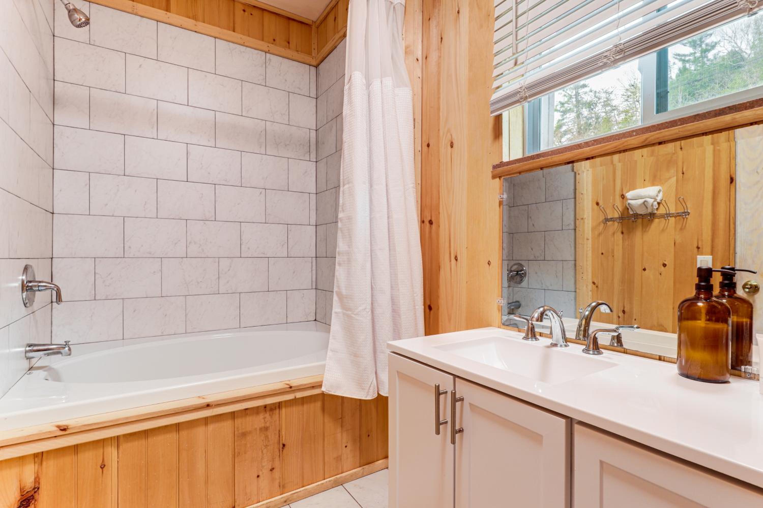 Creekside Home with Hot Tub, 3 Mi to Dtwn Gatlinburg