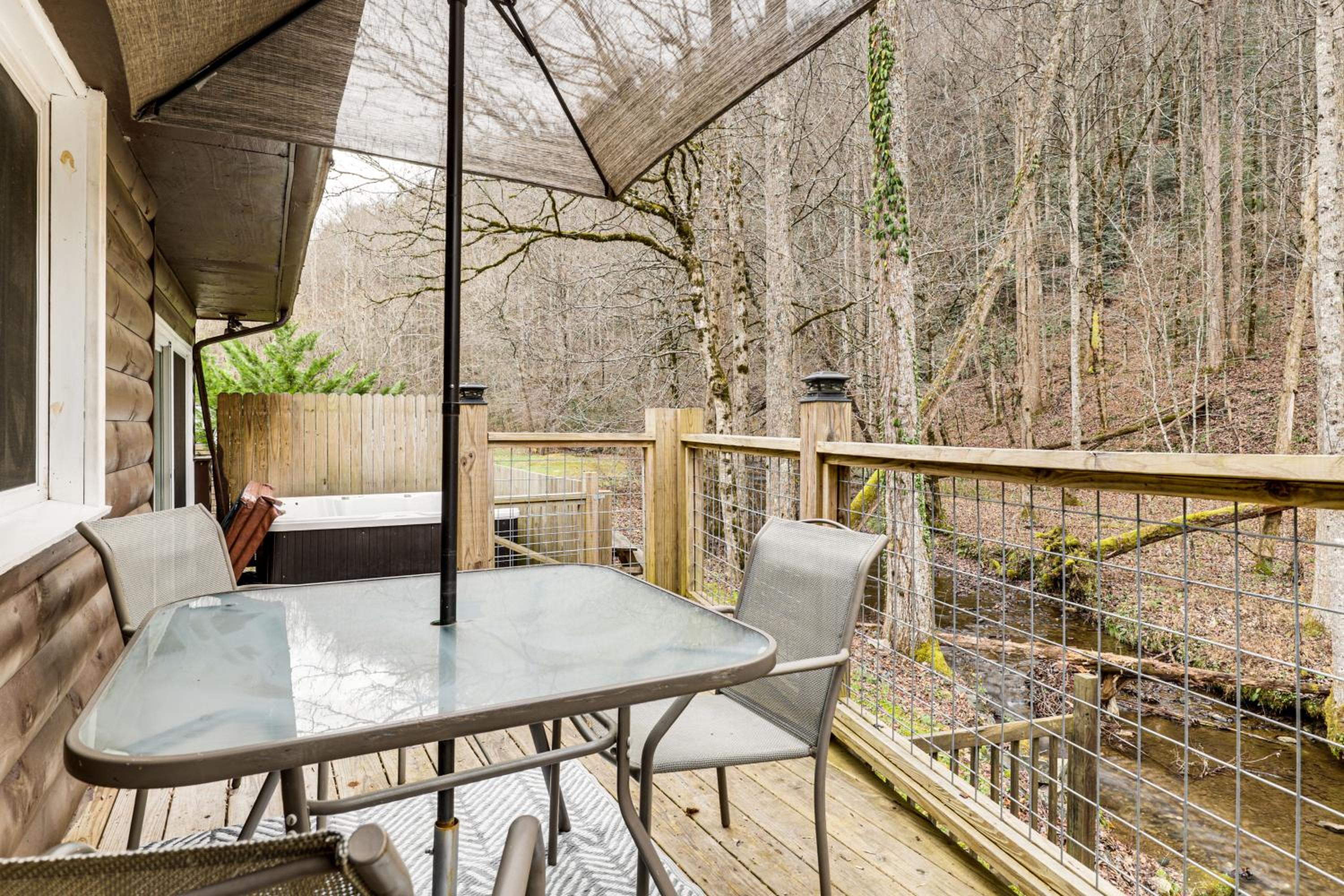 Creekside Home with Hot Tub, 3 Mi to Dtwn Gatlinburg
