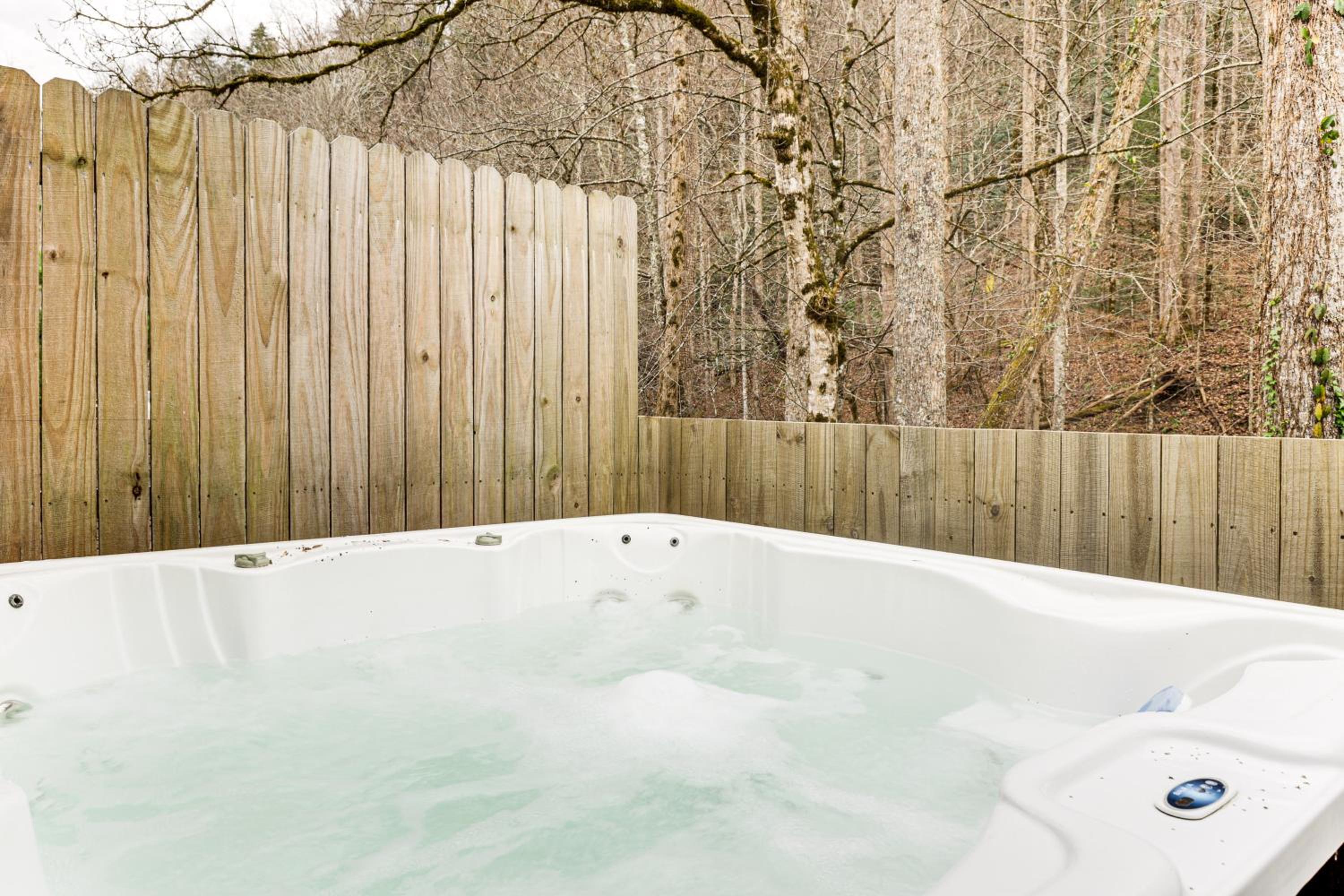 Creekside Home with Hot Tub, 3 Mi to Dtwn Gatlinburg