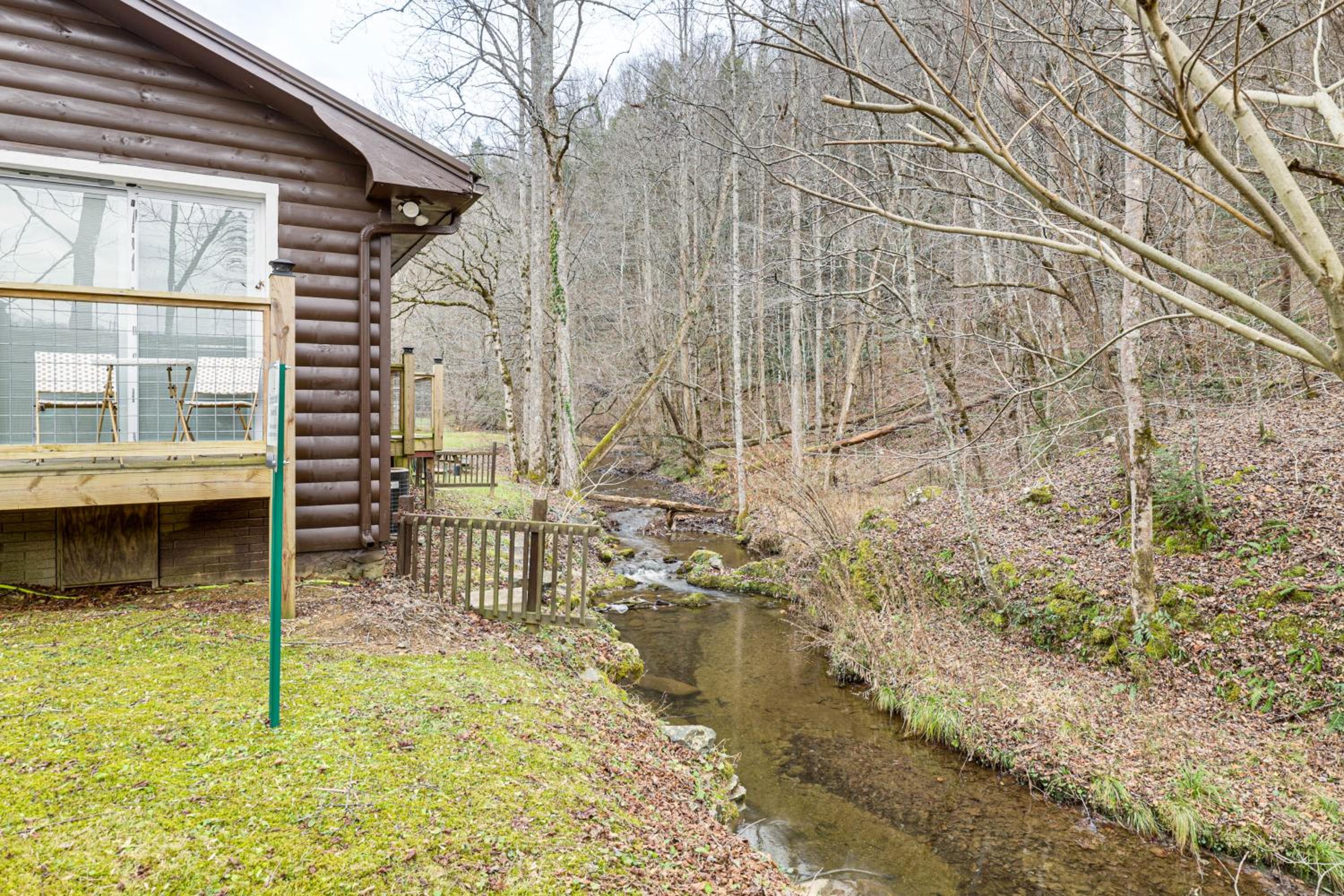 Creekside Home with Hot Tub, 3 Mi to Dtwn Gatlinburg