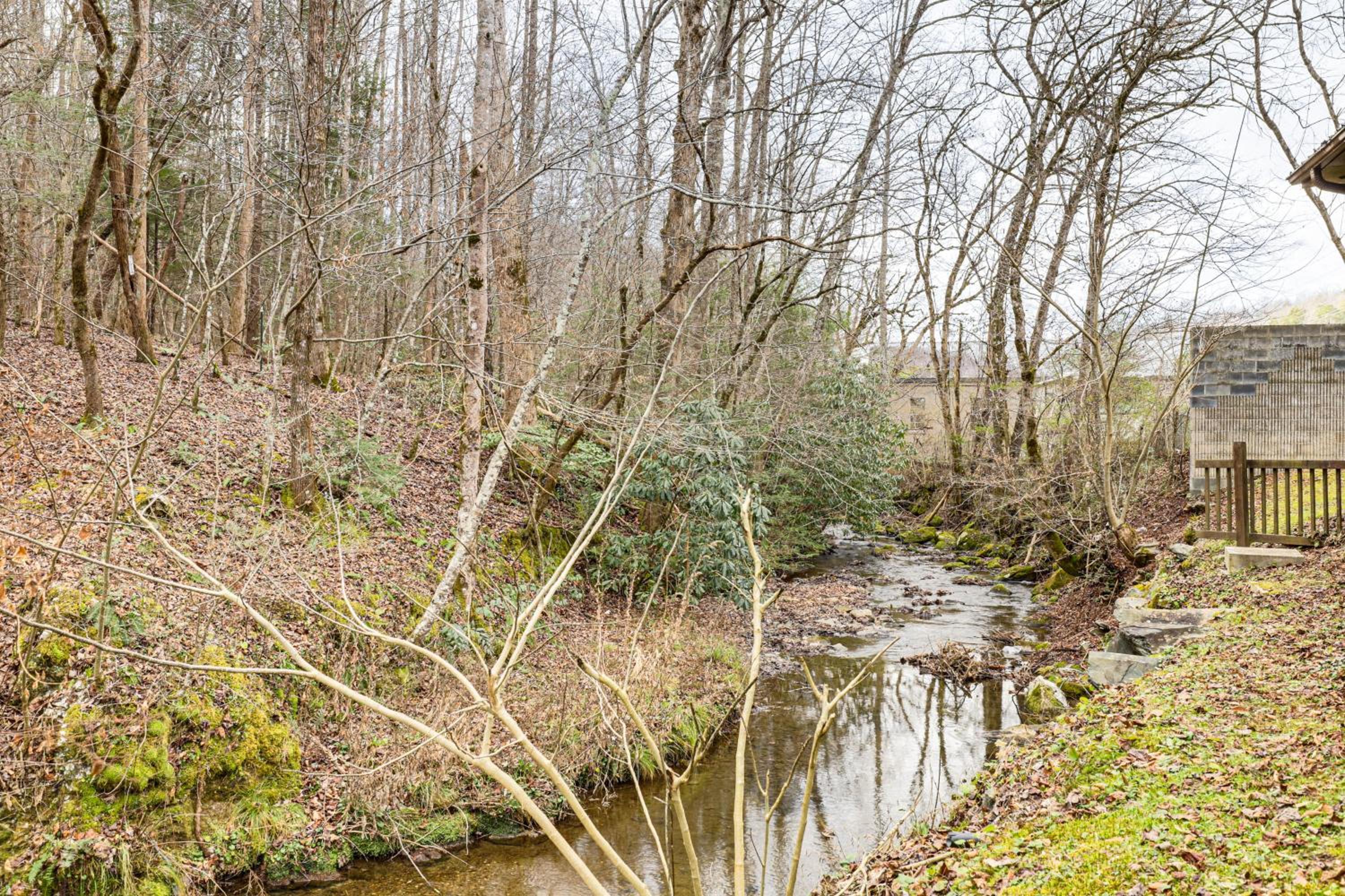 Creekside Home with Hot Tub, 3 Mi to Dtwn Gatlinburg