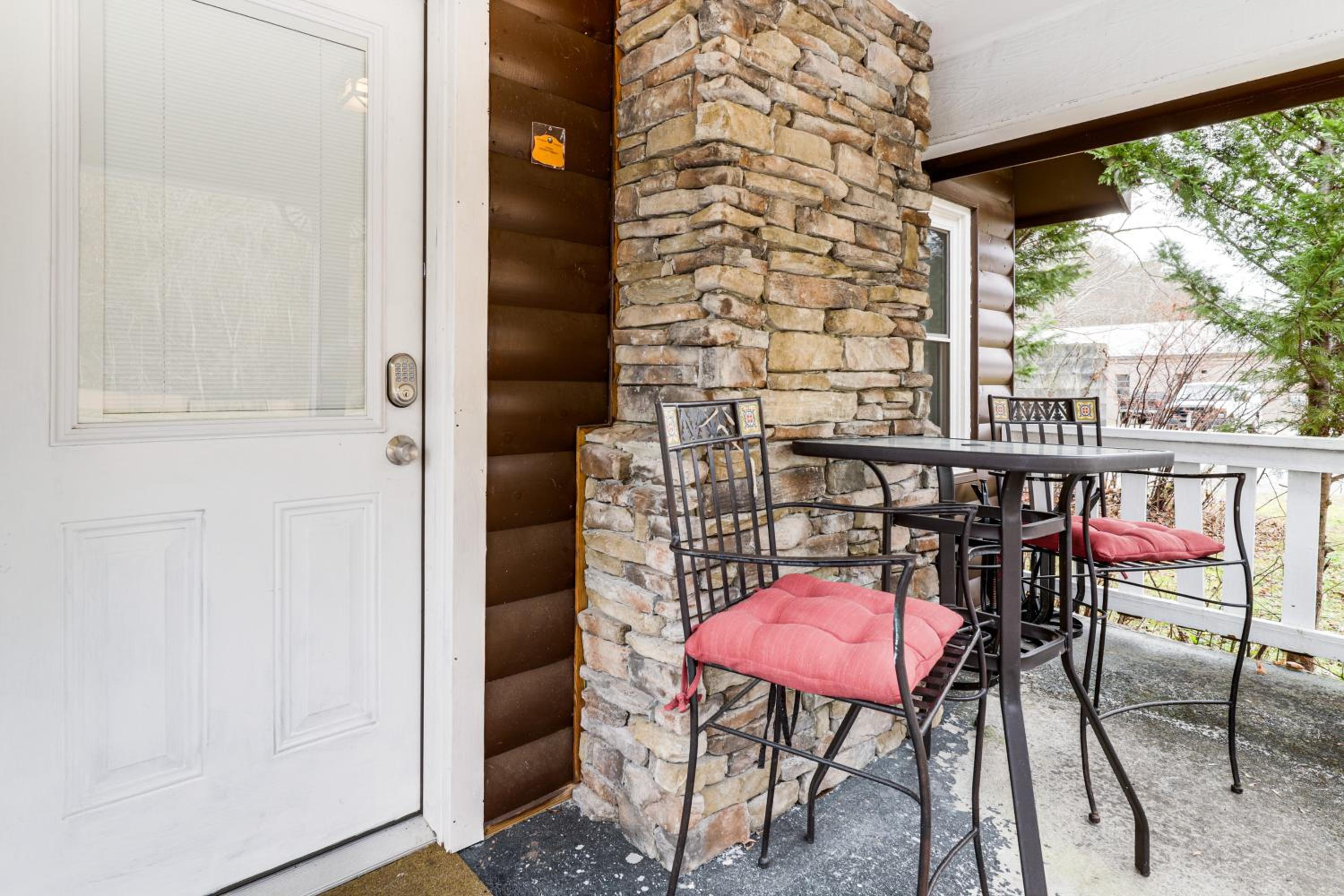 Creekside Home with Hot Tub, 3 Mi to Dtwn Gatlinburg