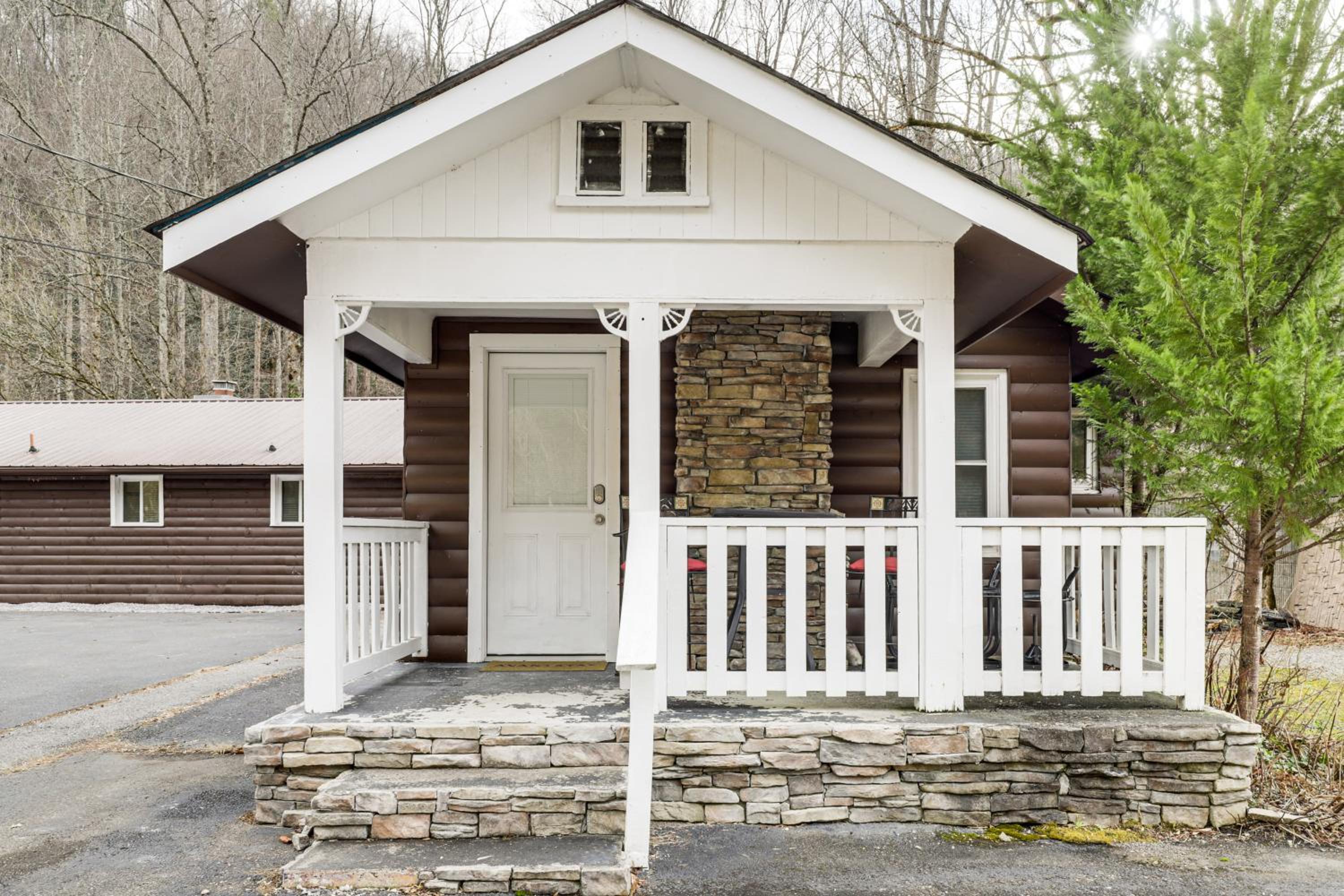 Creekside Home with Hot Tub, 3 Mi to Dtwn Gatlinburg