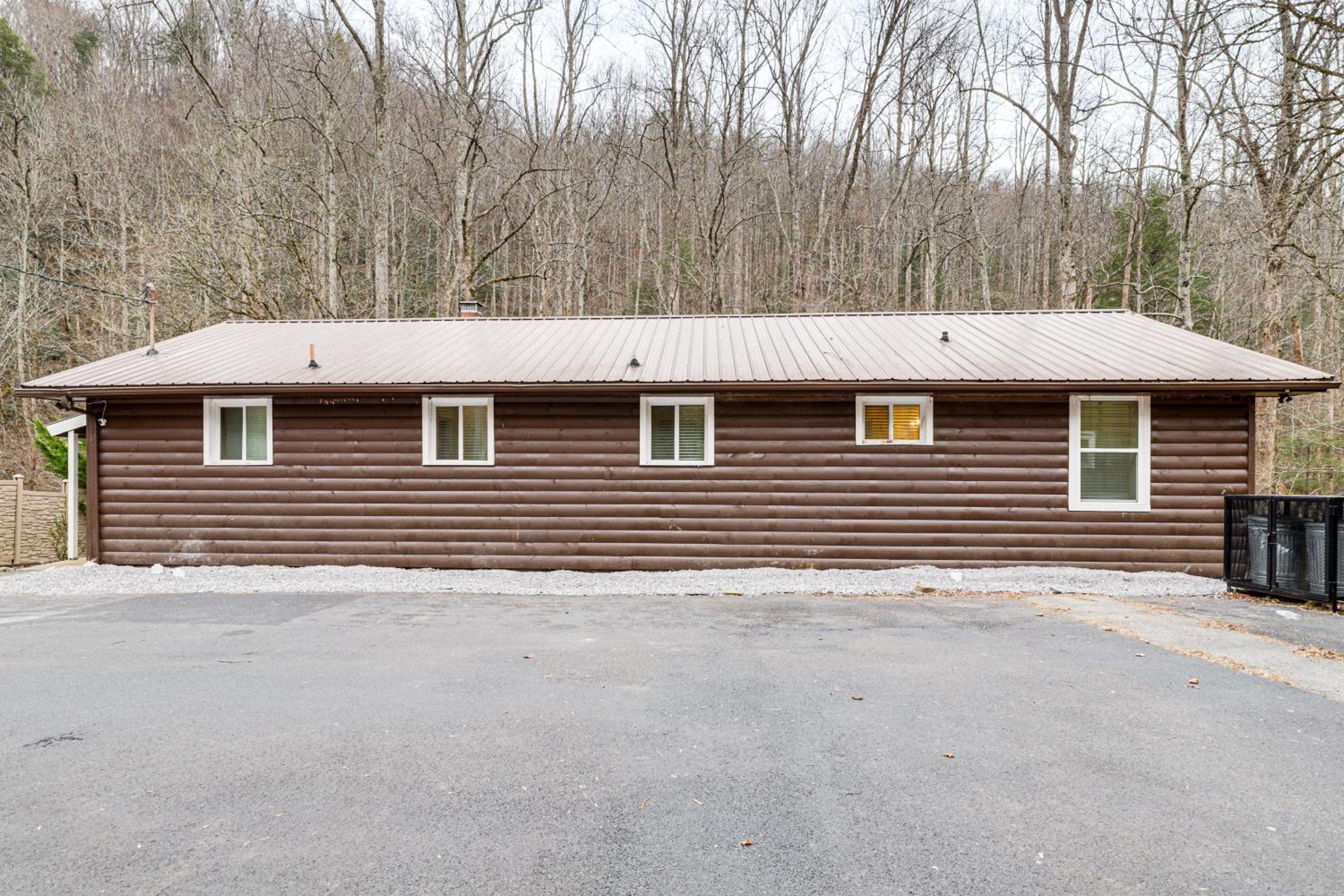 Creekside Home with Hot Tub, 3 Mi to Dtwn Gatlinburg
