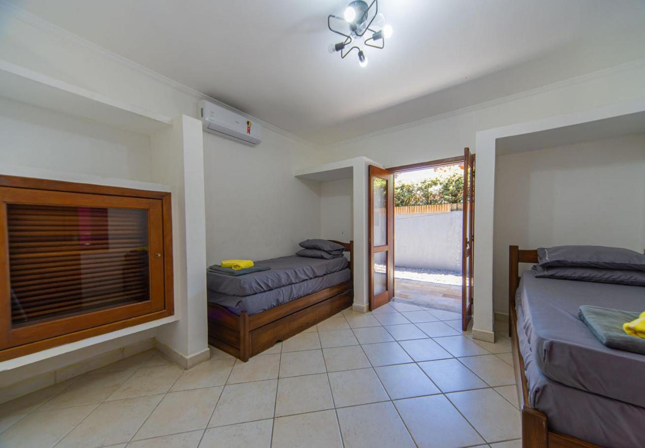 Casa c Piscina e Churrasqueira em Condominio